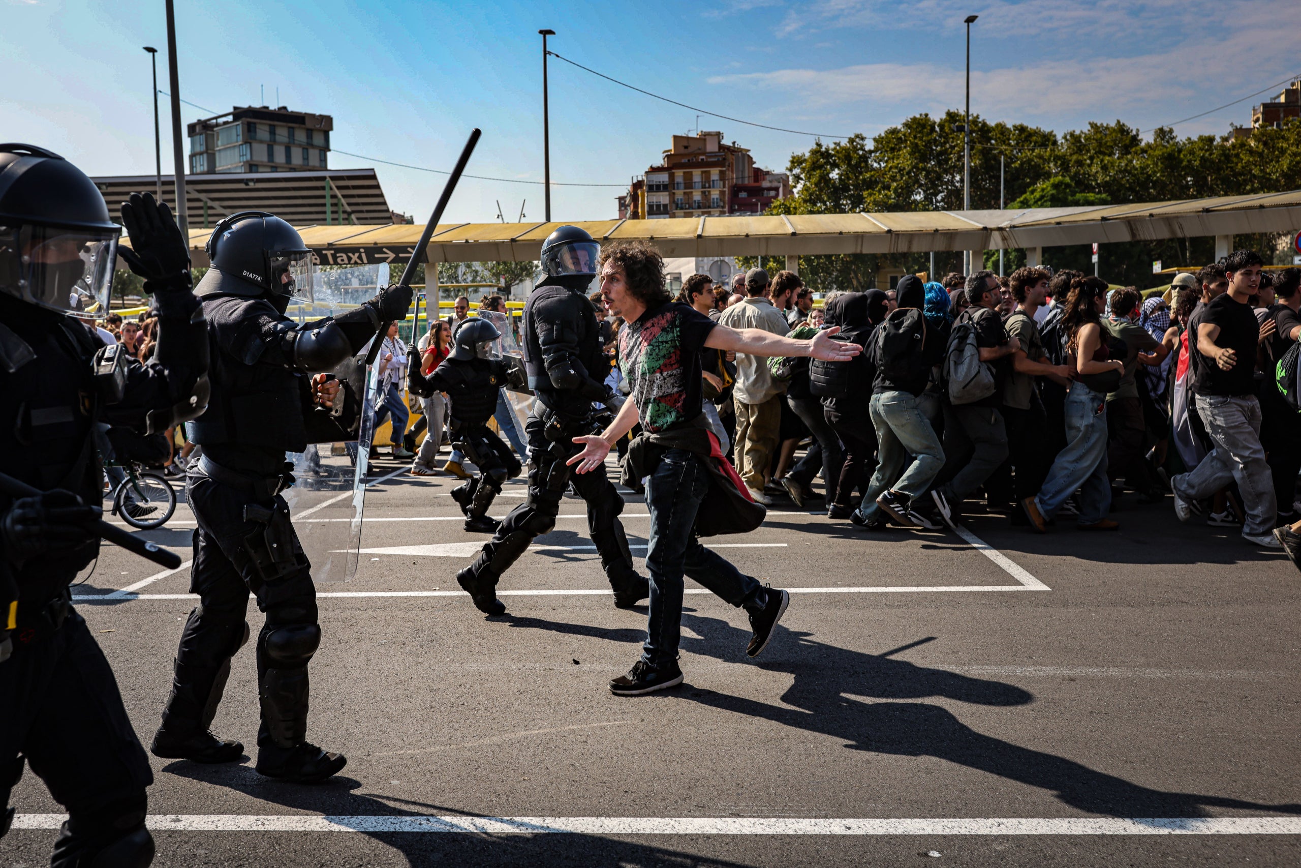 Agents dels Mossos dispersen la manifestació d'estudiants pro Palestina a Sants / ACN