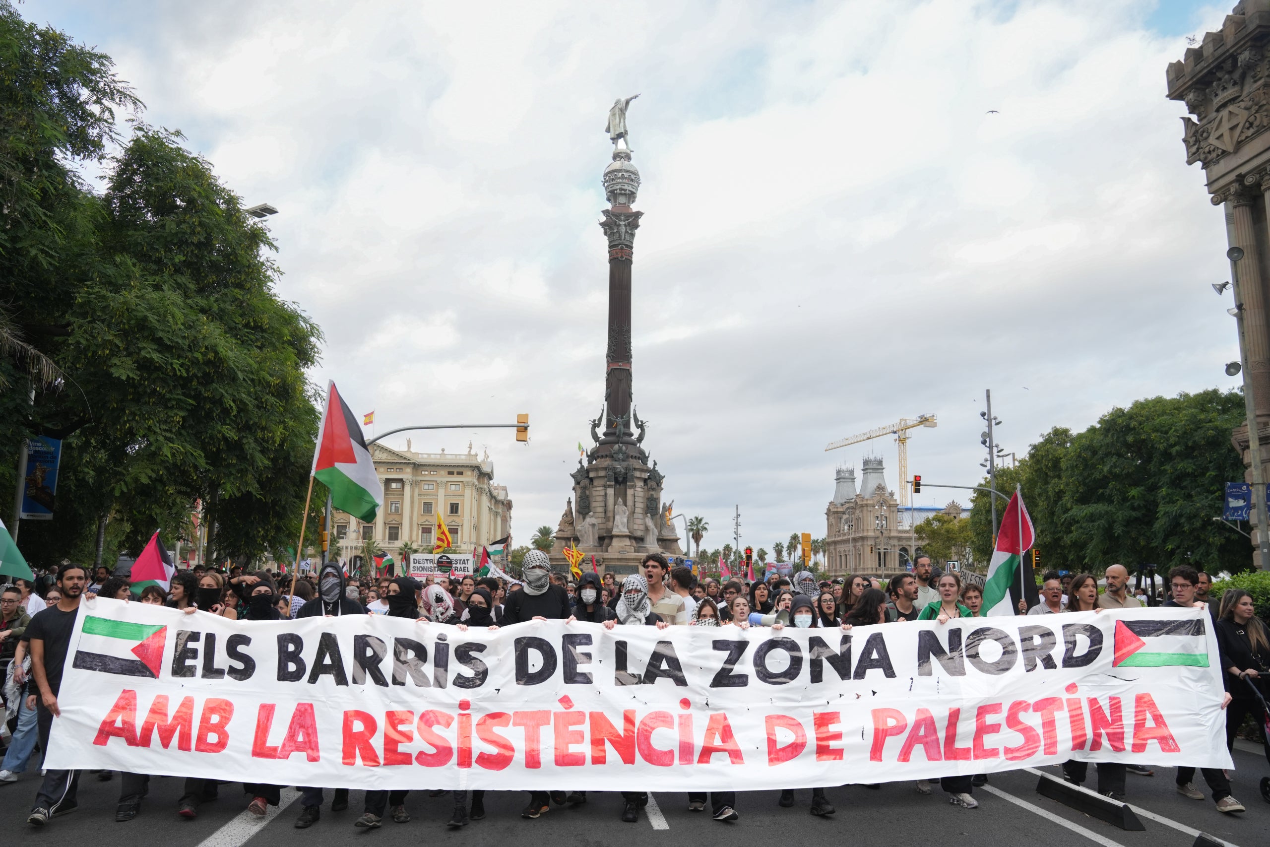 Milers de persones participen en la protesta per l'assalt a la flotilla i tallen la ronda del Litoral a Barcelona / David Zorrakino (Europa Press)