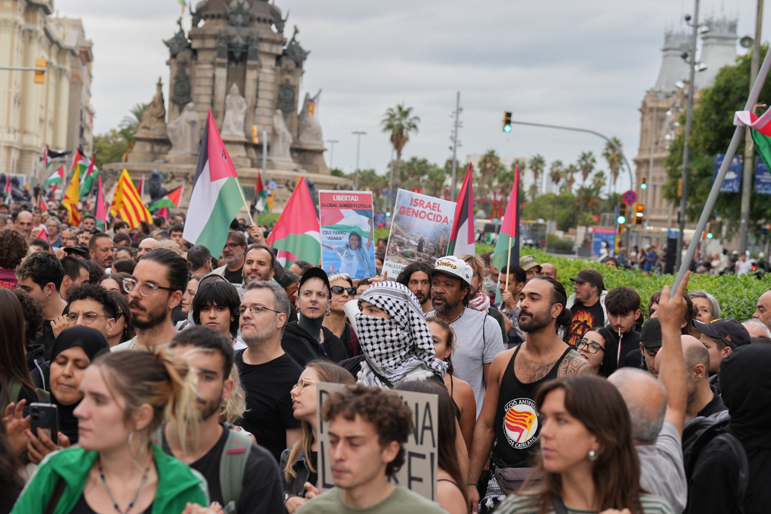 Milers de persones participen en la protesta per l'assalt a la flotilla i tallen la ronda del Litoral a Barcelona / David Zorrakino (Europa Press)