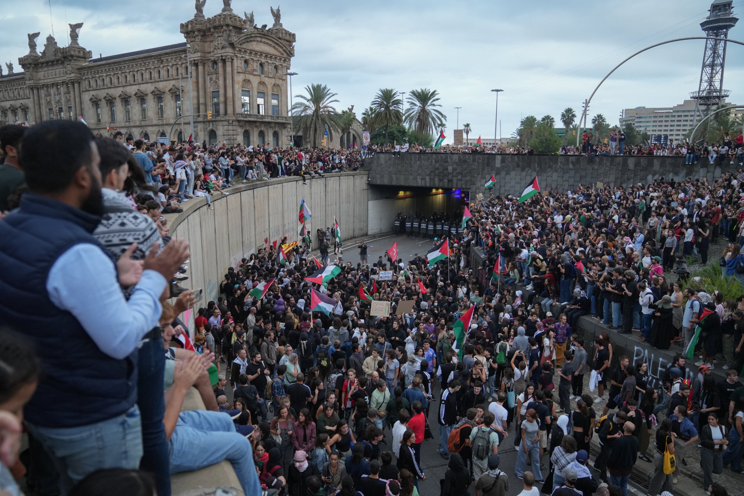 Milers de persones participen en la protesta per l'assalt a la flotilla i tallen la ronda del Litoral a Barcelona / David Zorrakino (Europa Press)
