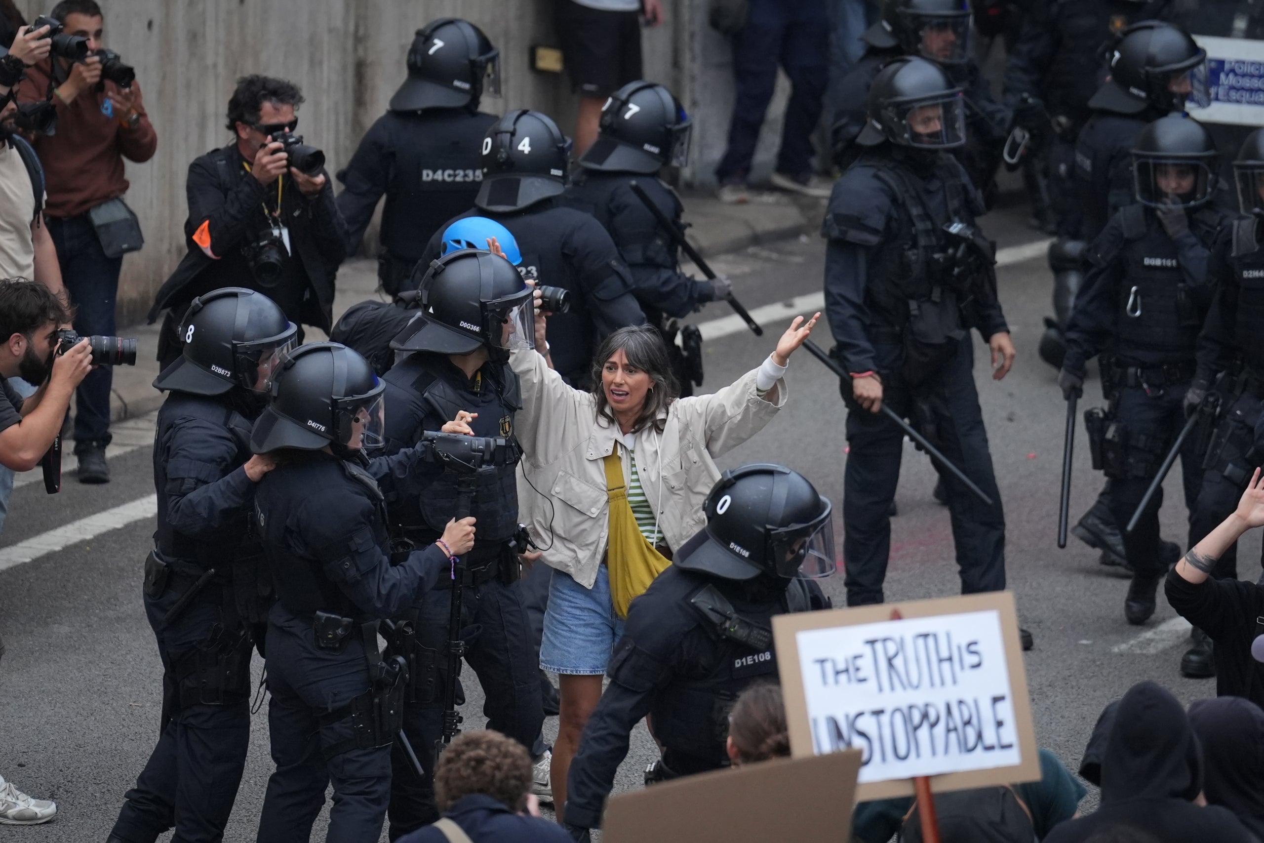 Milers de persones participen en la protesta per l'assalt a la flotilla i tallen la ronda del Litoral a Barcelona / David Zorrakino (Europa Press)