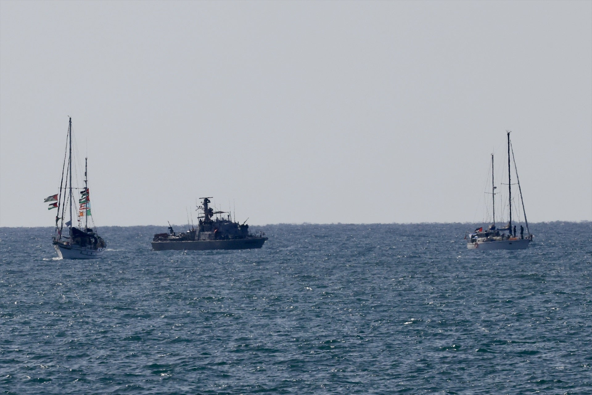Un barco israelí remolca una embarcación de la Global Sumud Flotilla / Europa Press/Contacto/Jamal Awad 02/10/2025
