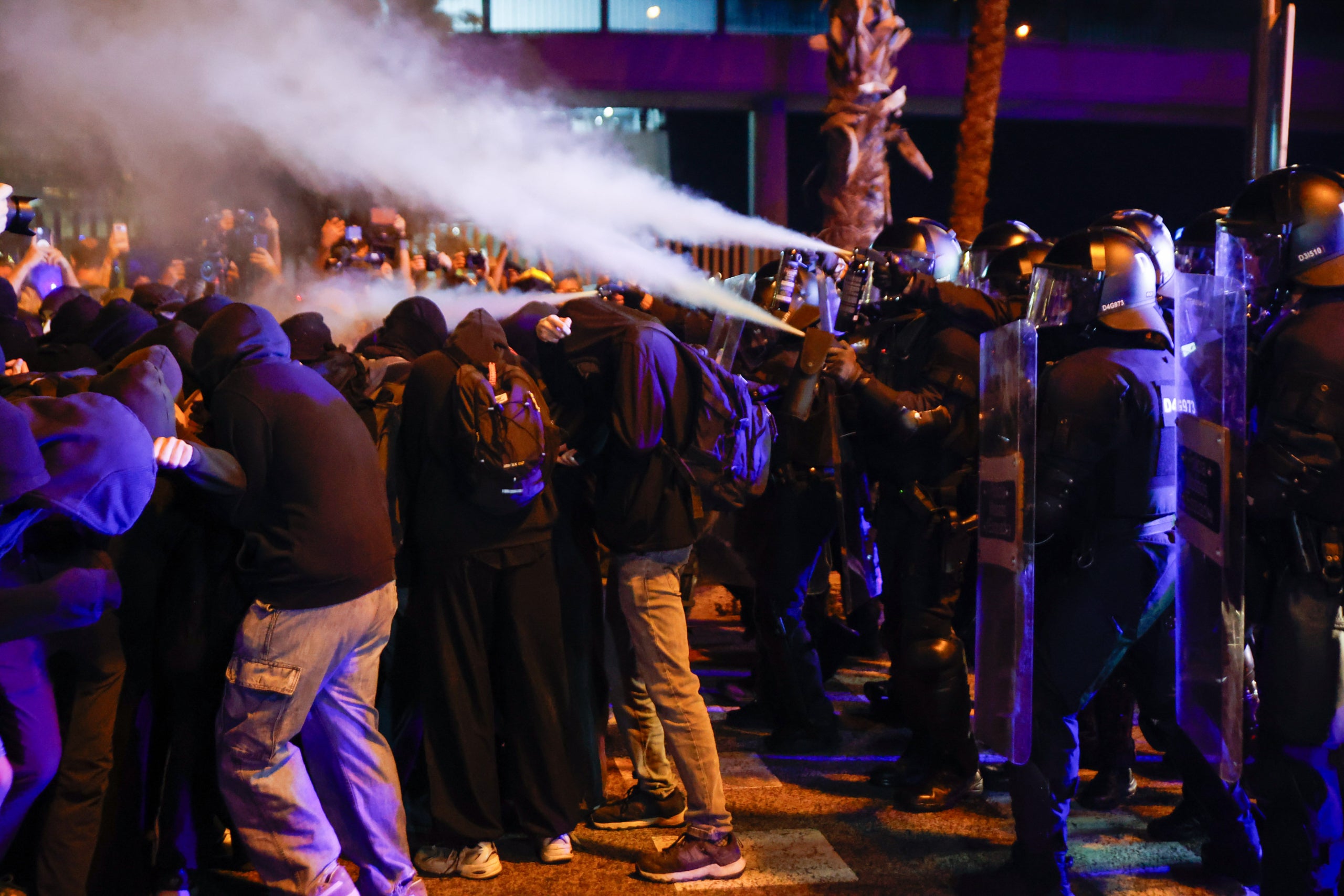 Efectivos antidisturbios de los Mossos d'Esquadra se enfrentan a manifestantes en una protesta estudiantil en solidaridad con Palestina / Kike Rincón (Europa Press)