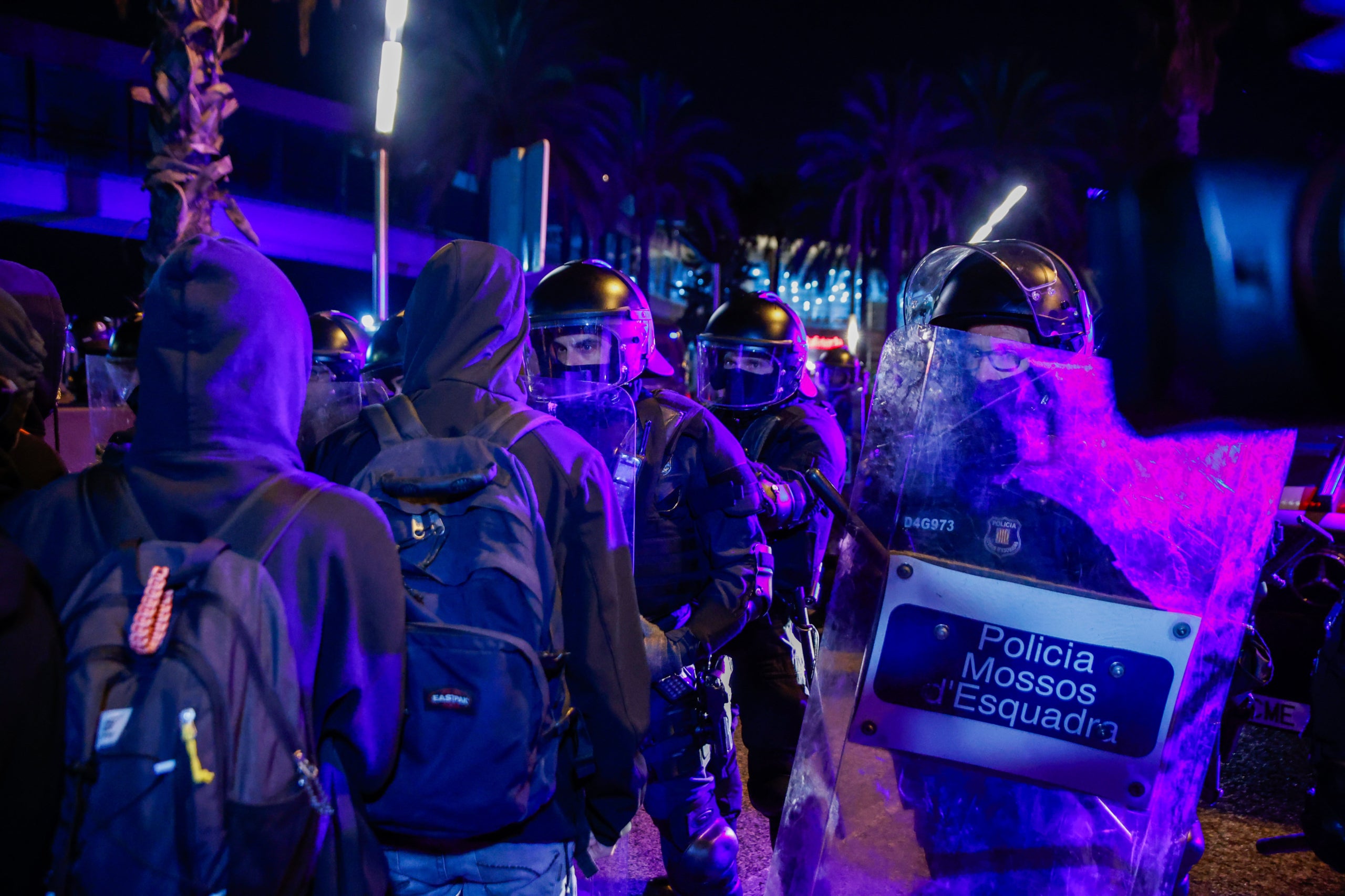 Efectivos antidisturbios de los Mossos d'Esquadra se enfrentan a manifestantes en una protesta estudiantil en solidaridad con Palestina / Kike Rincón (Europa Press)