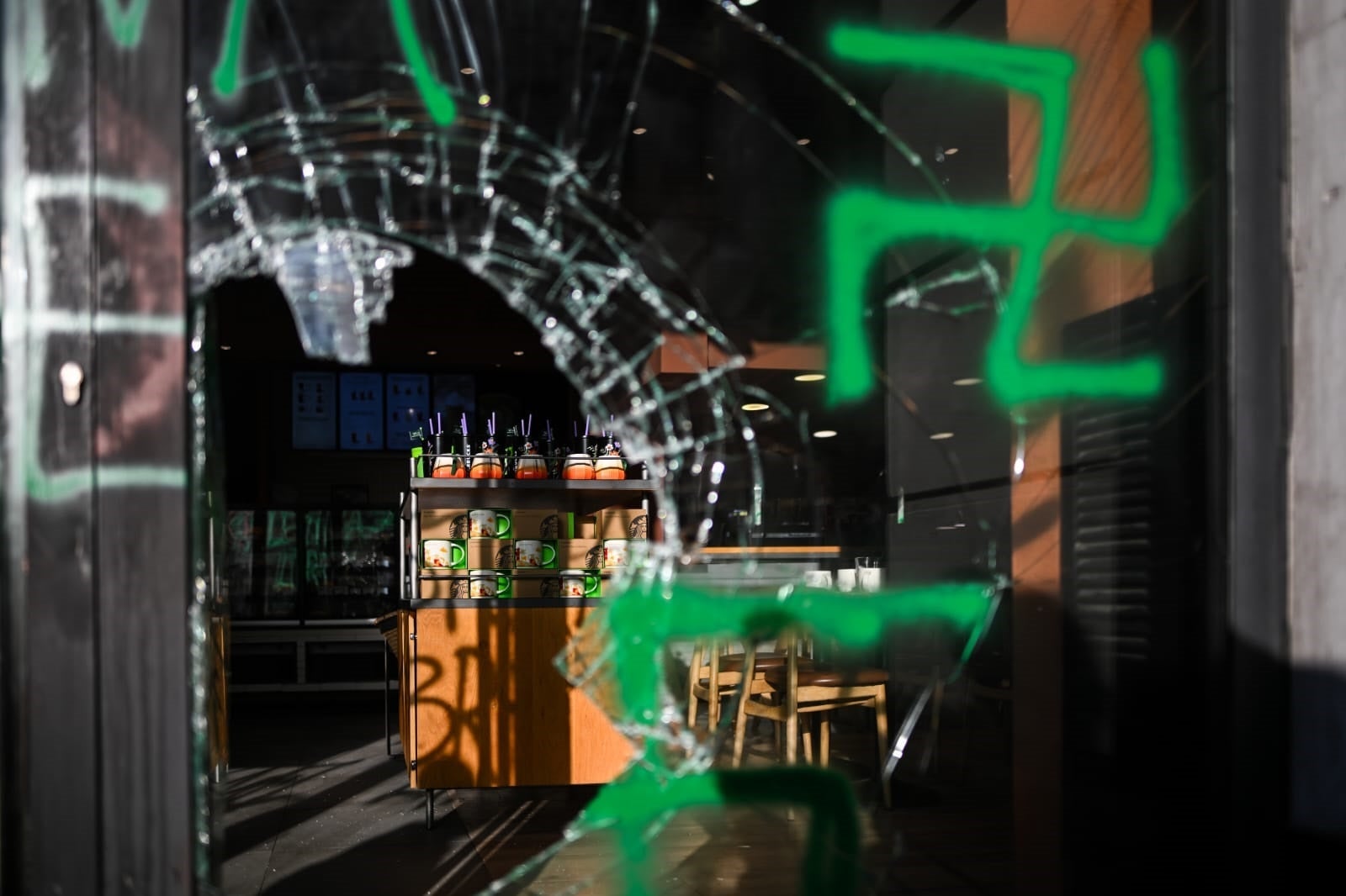 Un local de la marca Starbucks, atacado en la Via Laietana / Europa Press-Lorena Sopena