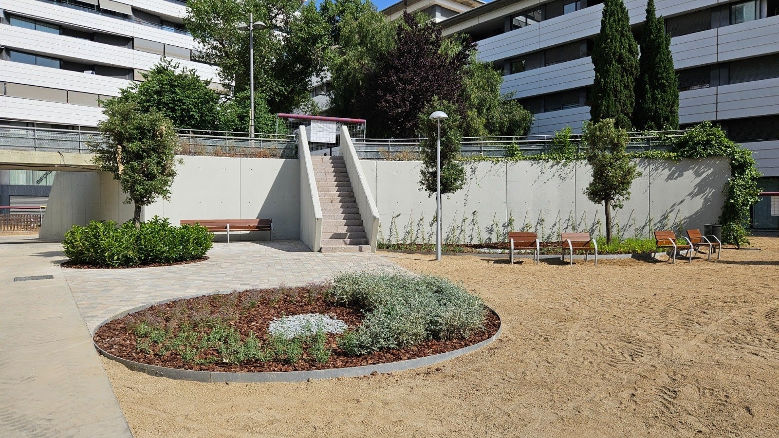 Imatge de la renovada plaça / Ajuntament