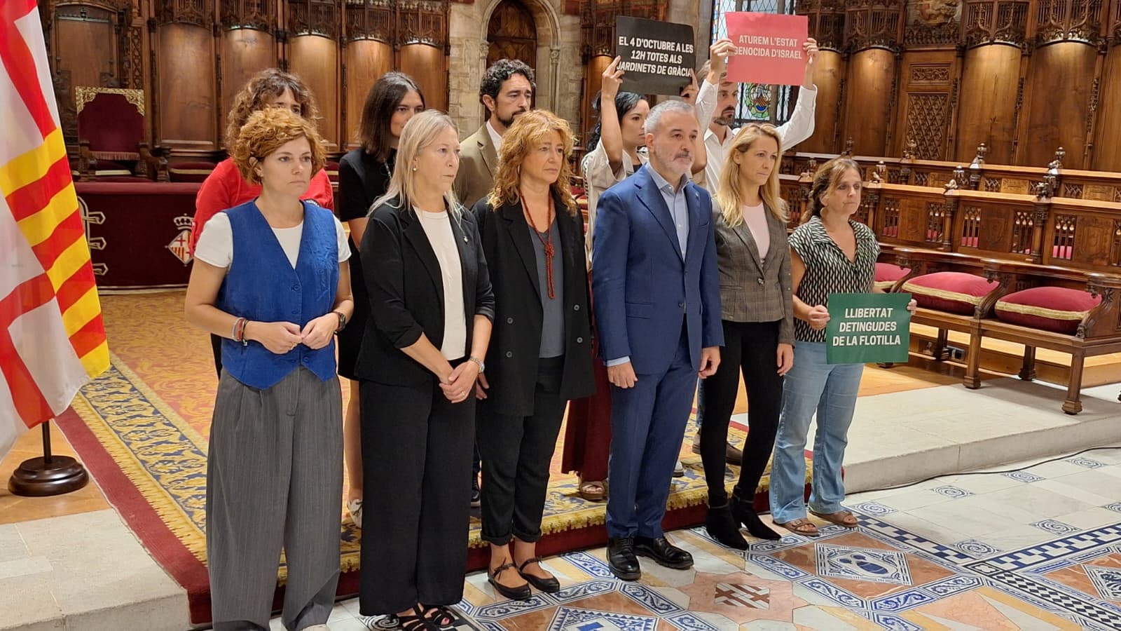 El alcalde, Jaume Collboni, con representantes de los diferentes grupos municipales que han firmado la declaración institucional a favor de la Flotilla / Junts
