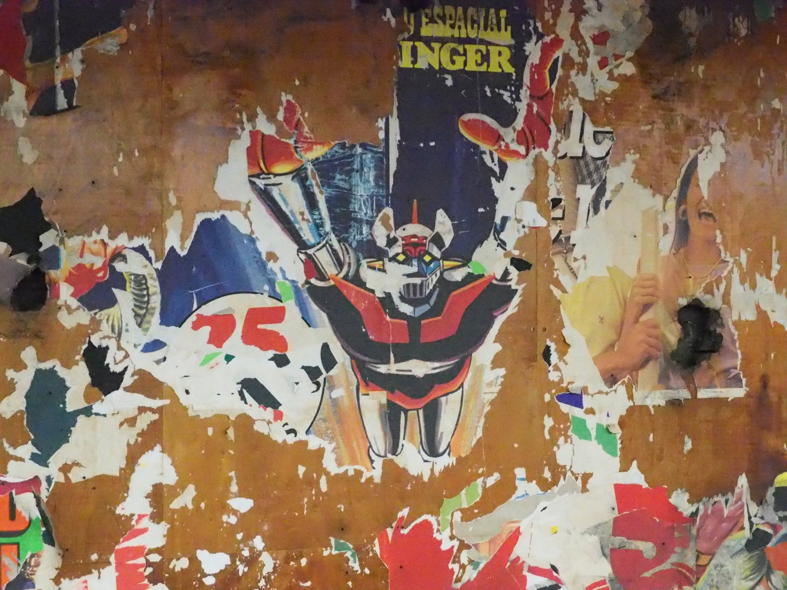 El cartell amb la imatge de Mazinger Z aparegut a les andanes de l'estació Universitat de la línia L1 del metro / Cedida
