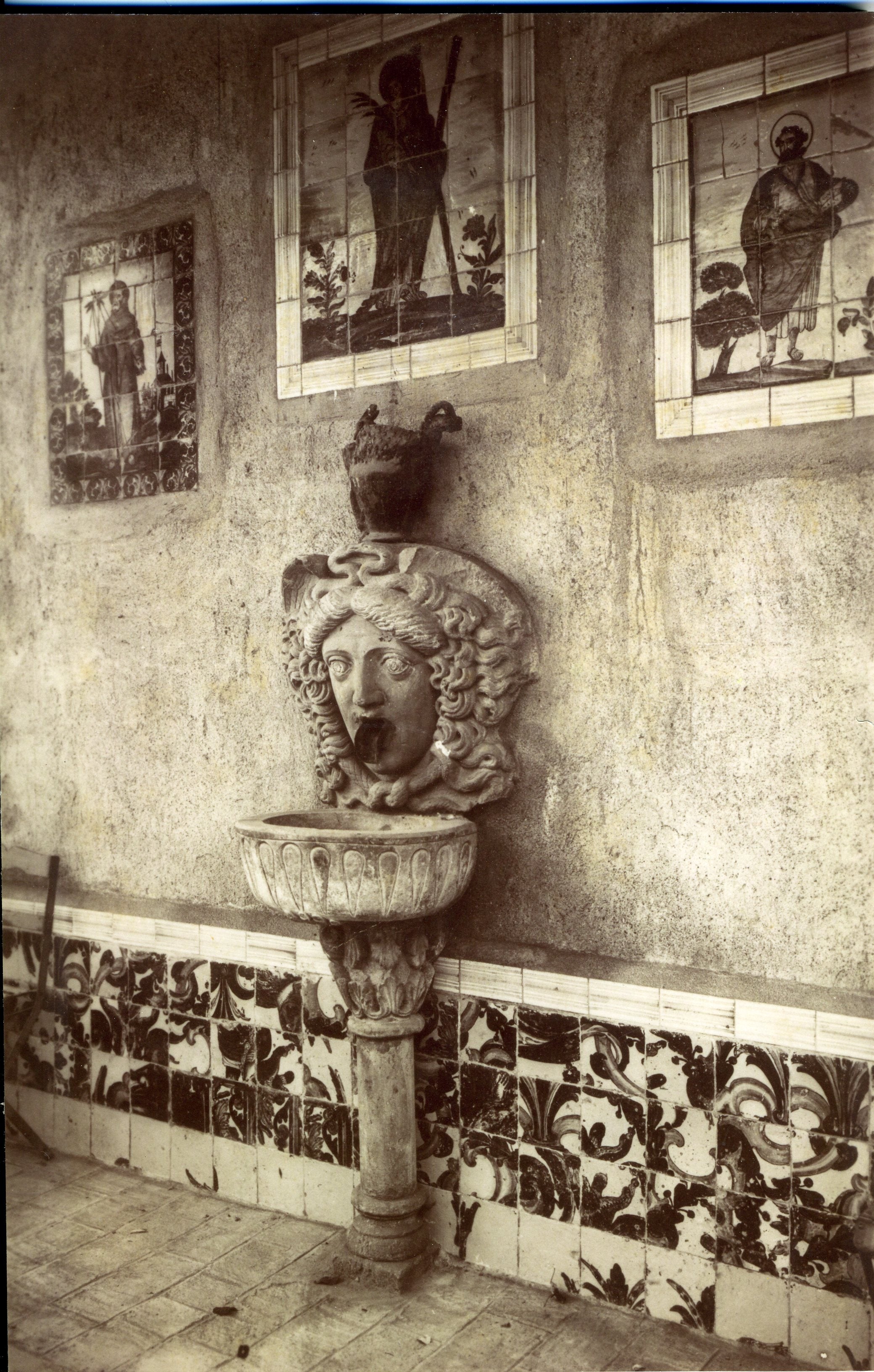 El cap de Medusa de l'antic portal de Mar de Barcelona que es conserva a l’Enrajolada, Casa Museu Santacana de Martorell / Enrajolada, Casa Museu Santacana