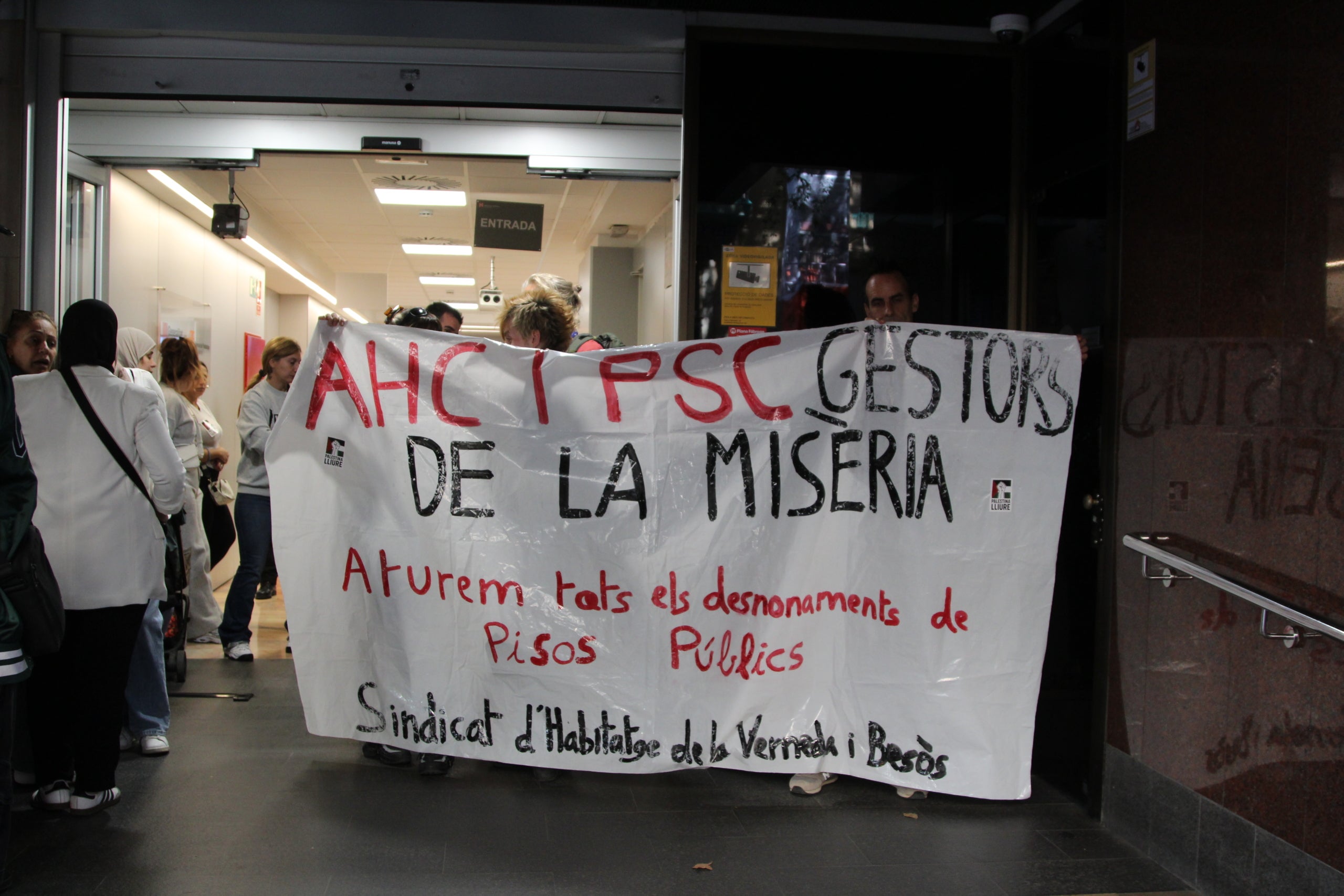 Protesta del Sindicato de Vivienda de la Verneda - El Besòs en las puertas de la sede de la Agencia de la Vivienda de Cataluña, la semana pasada / A.R.
