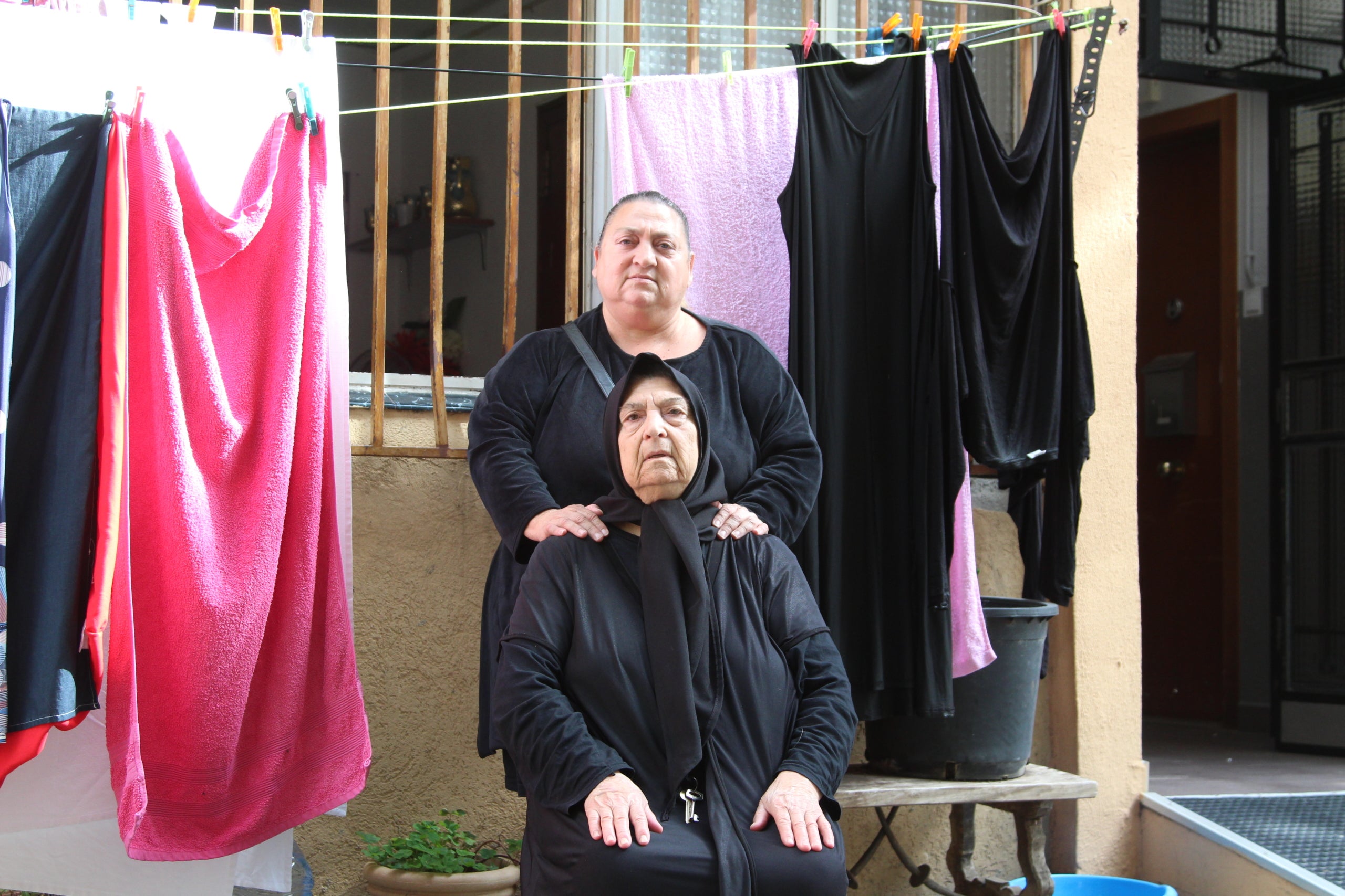 Josefa y su hija Antonia fotografiadas en la puerta del piso de la calle de la Pau donde la madre ha vivido los últimos ocho años / A.R.