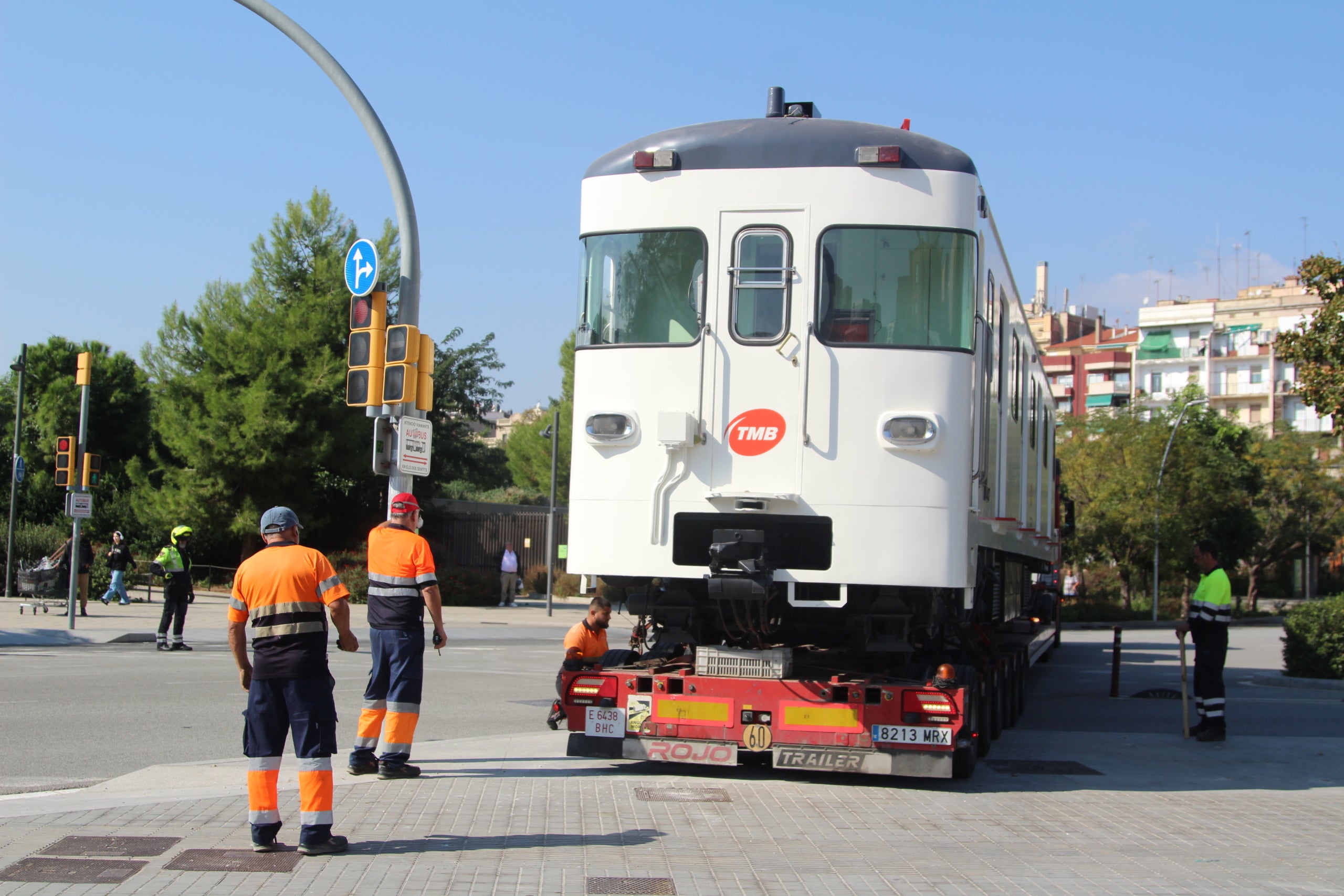 Dos cotxes restaurats de les sèries 400 i 1100 ja s'han instal·lat a l'esplanada davant la Farinera del Clot per commemorar el centenari del metro / A.R.