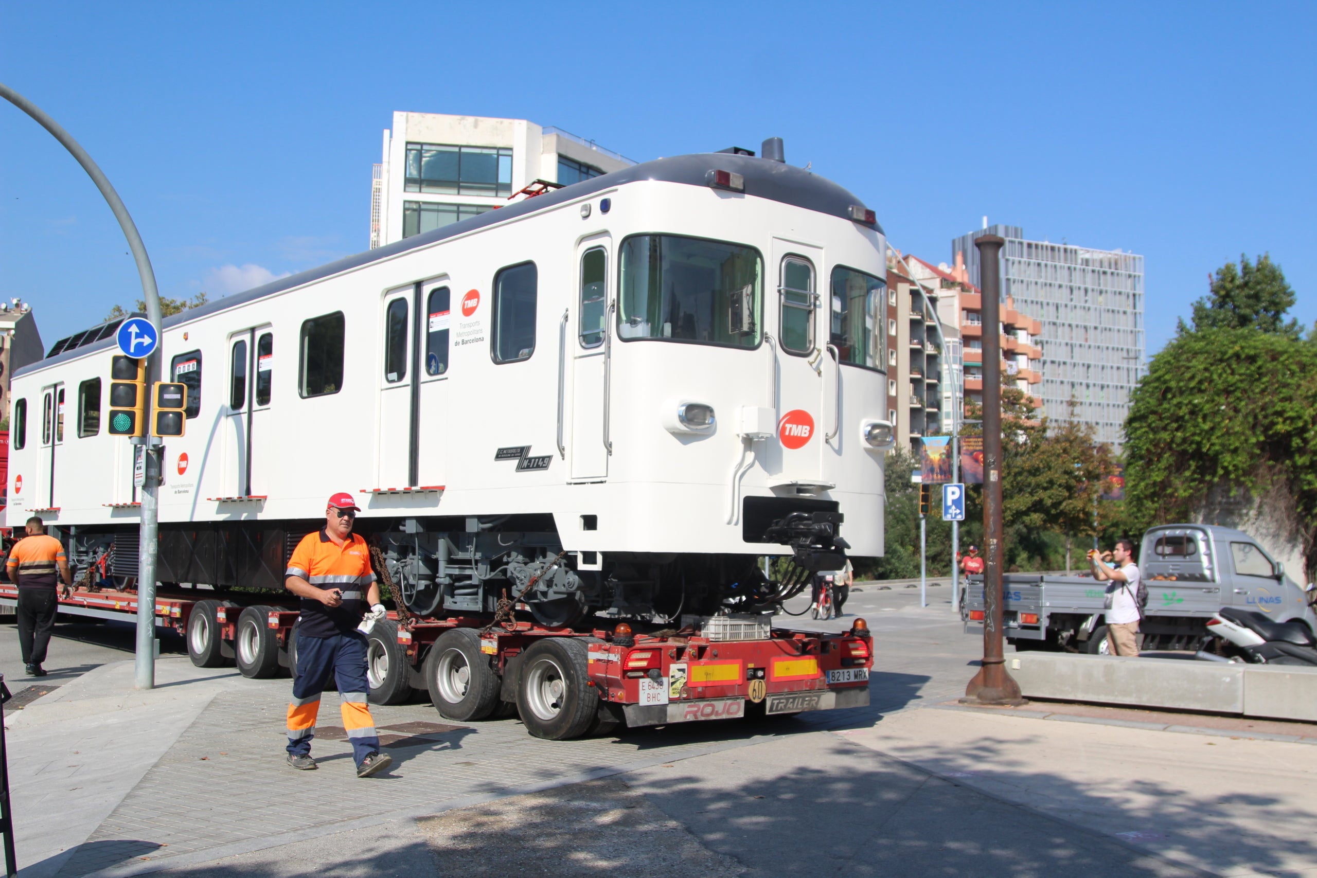 Dos cotxes restaurats de les sèries 400 i 1100 ja s'han instal·lat a l'esplanada davant la Farinera del Clot per commemorar el centenari del metro / A.R.