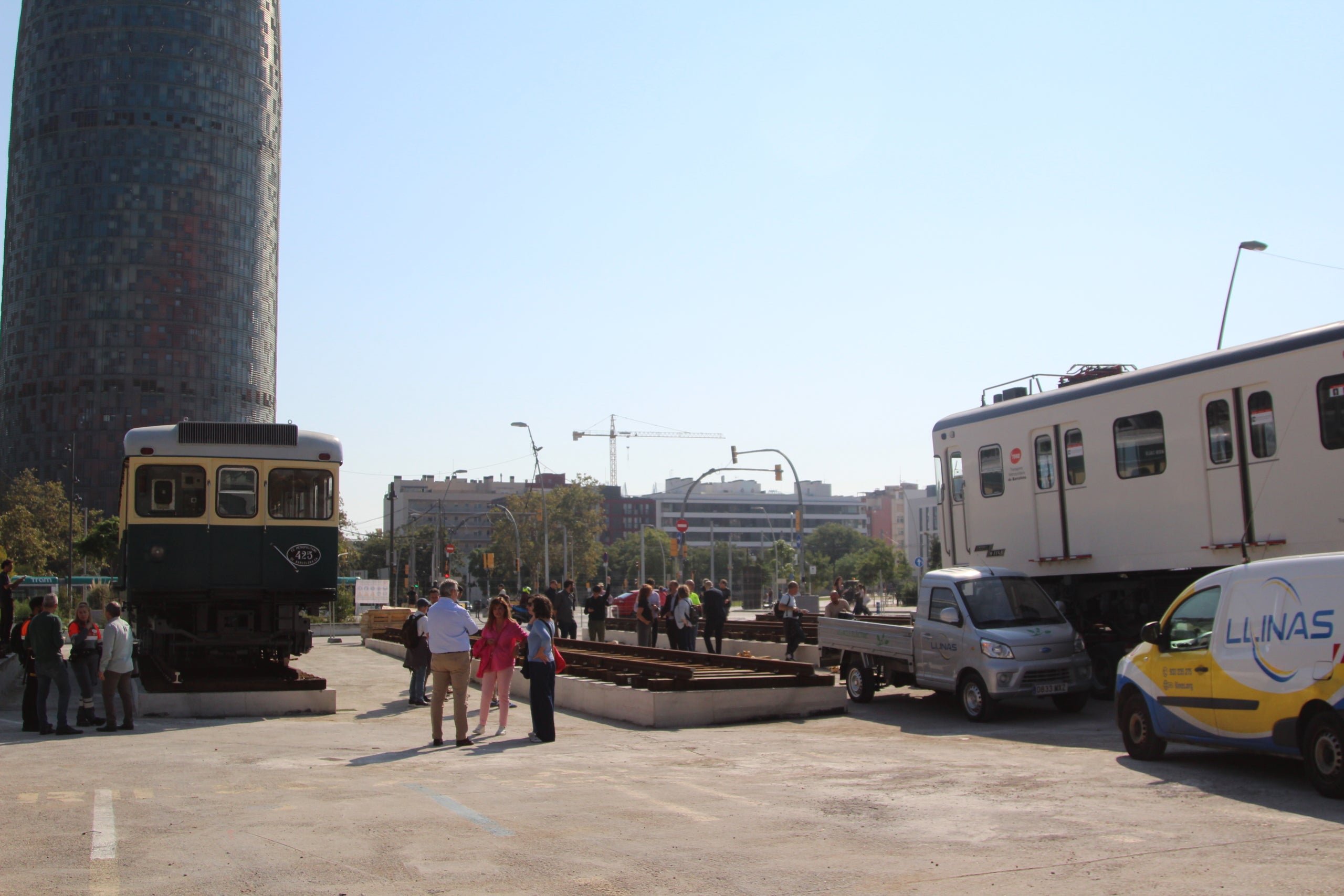 Dos cotxes restaurats de les sèries 400 i 1100 ja s'han instal·lat a l'esplanada davant la Farinera del Clot per commemorar el centenari del metro / A.R.
