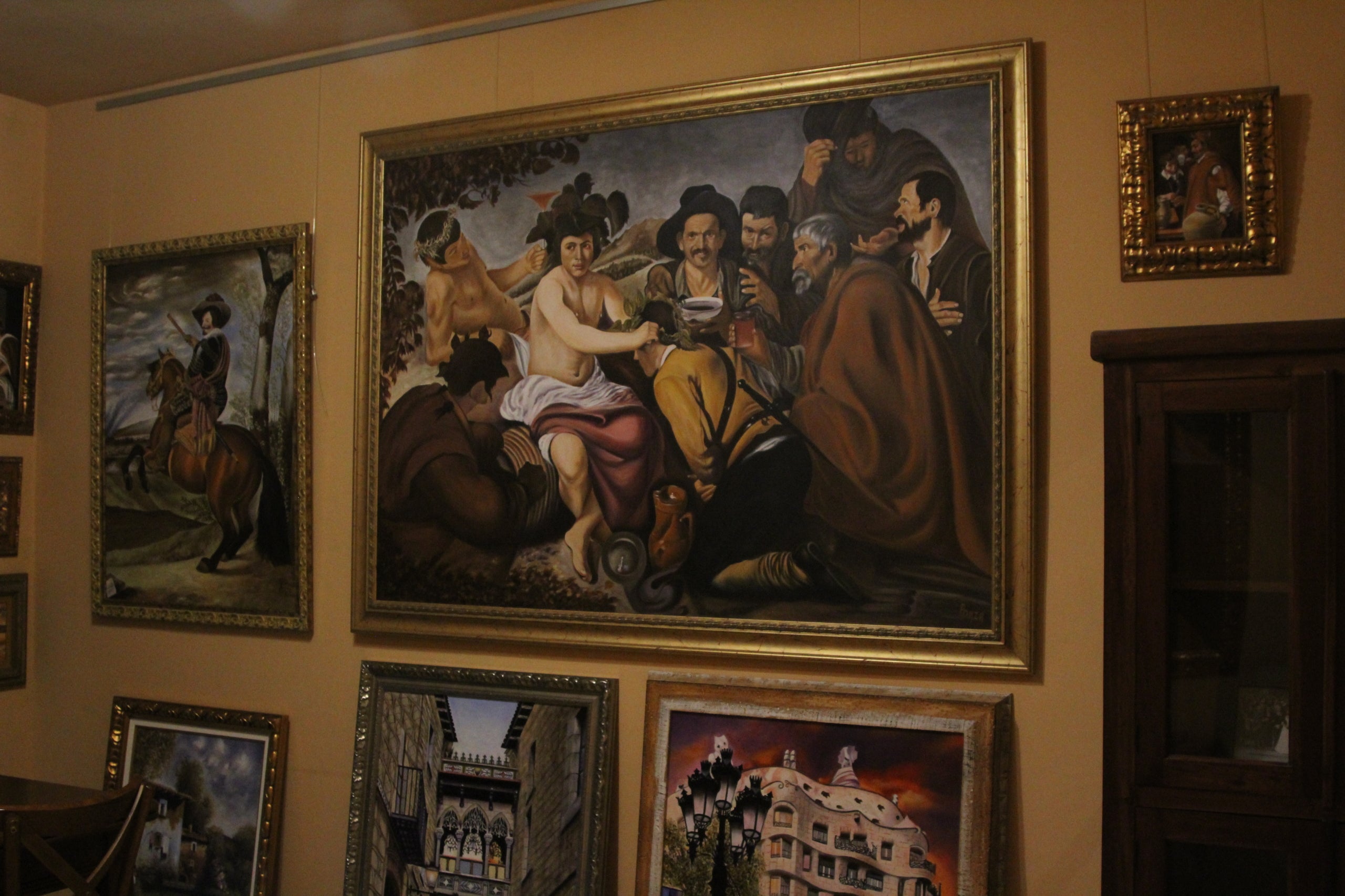 L'Antonio Daza, veí de les Corts de 82 anys, ha convertit casa seva en un museu on exposa les seves obres, majoritàriament reproduccions dels grans clàssics de la pintura / A.R.