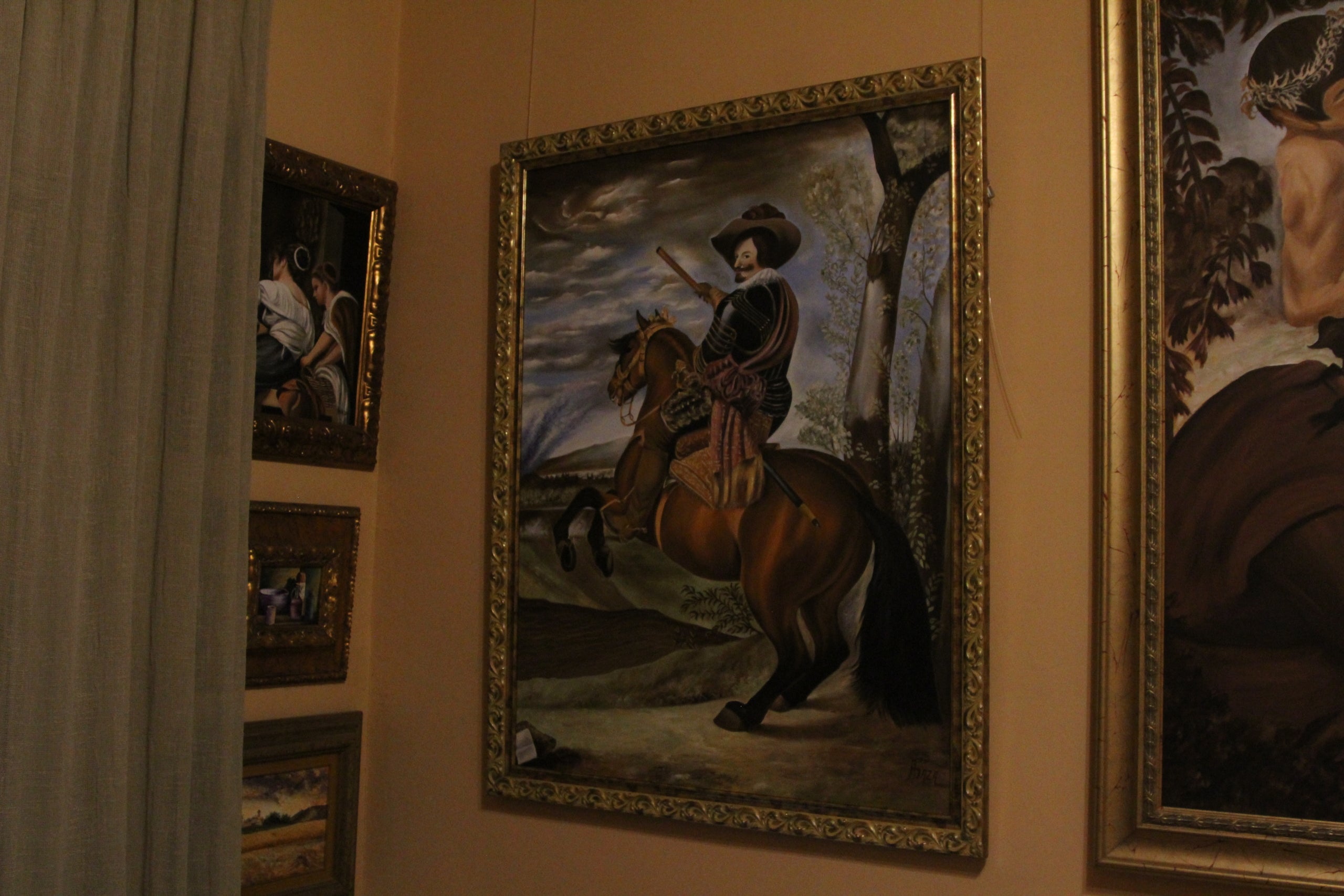 Antonio Daza, vecino de Les Corts de 82 años, ha convertido su casa en un museo donde expone sus obras, mayoritariamente reproducciones de los grandes clásicos de la pintura / A.R.