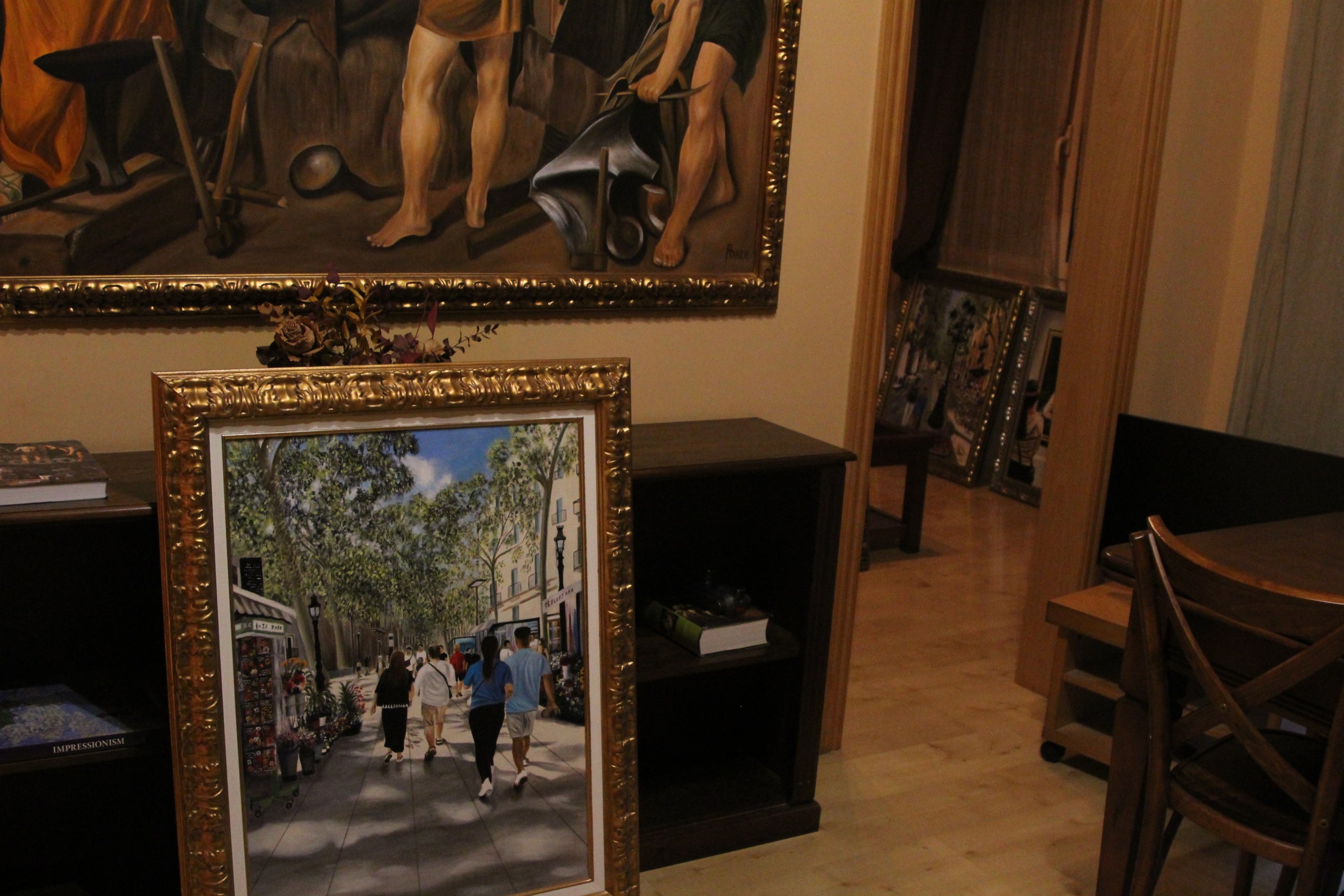 Antonio Daza, vecino de Les Corts de 82 años, ha convertido su casa en un museo donde expone sus obras, mayoritariamente reproducciones de los grandes clásicos de la pintura / A.R.