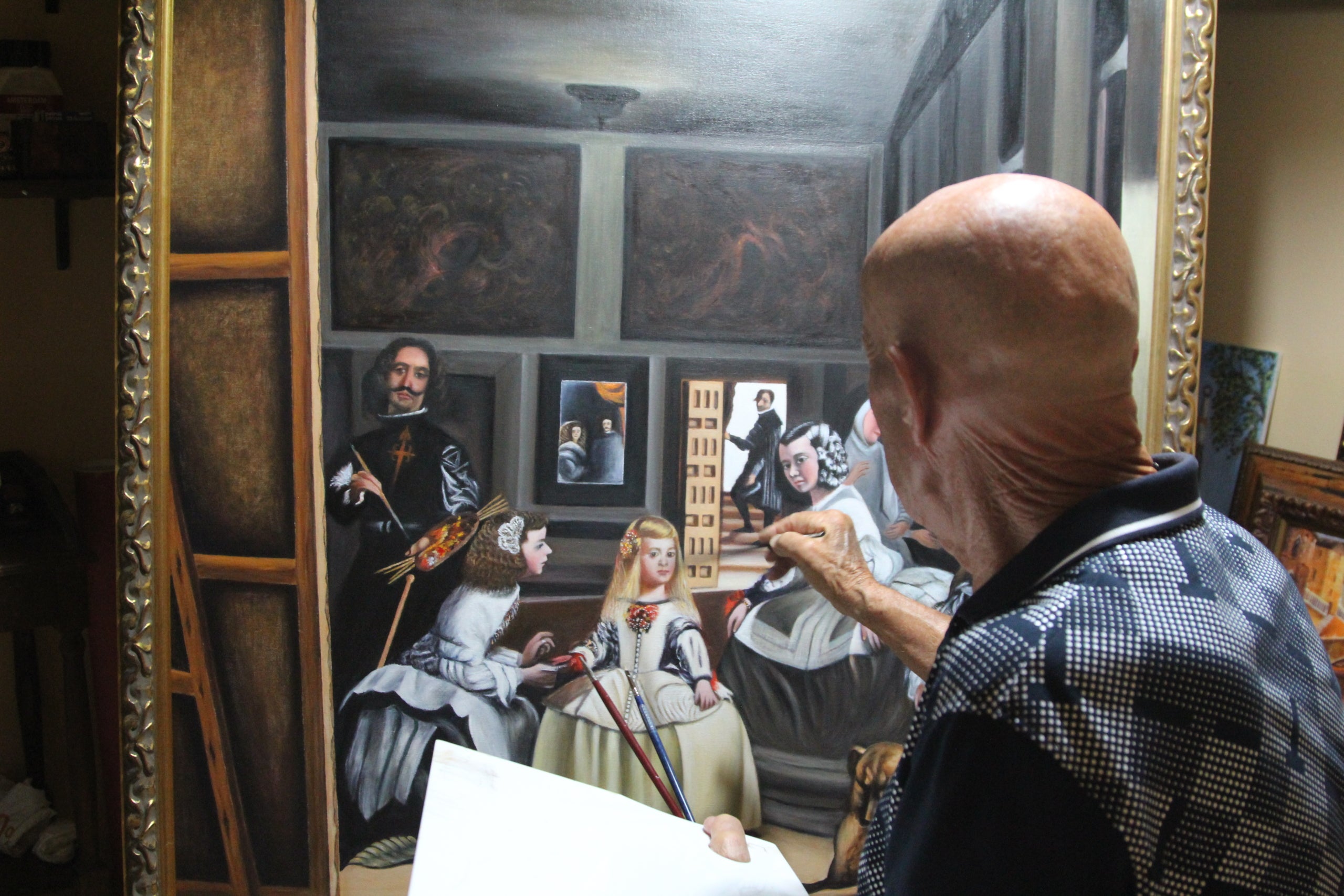 L'Antonio Daza, veí de les Corts de 82 anys, ha convertit casa seva en un museu on exposa les seves obres, majoritàriament reproduccions dels grans clàssics de la pintura / A.R.