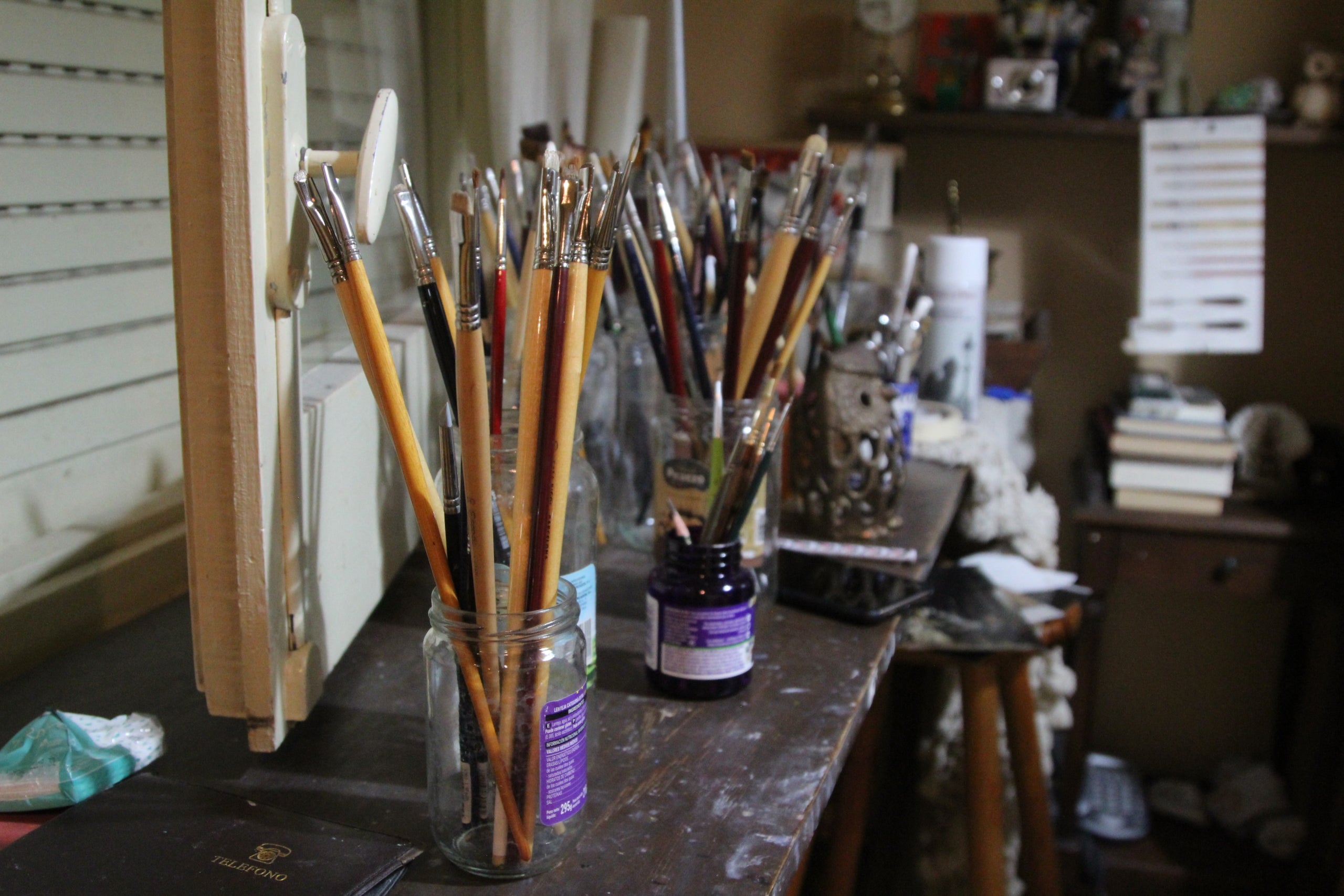 Antonio Daza, vecino de Les Corts de 82 años, ha convertido su casa en un museo donde expone sus obras, mayoritariamente reproducciones de los grandes clásicos de la pintura / A.R.