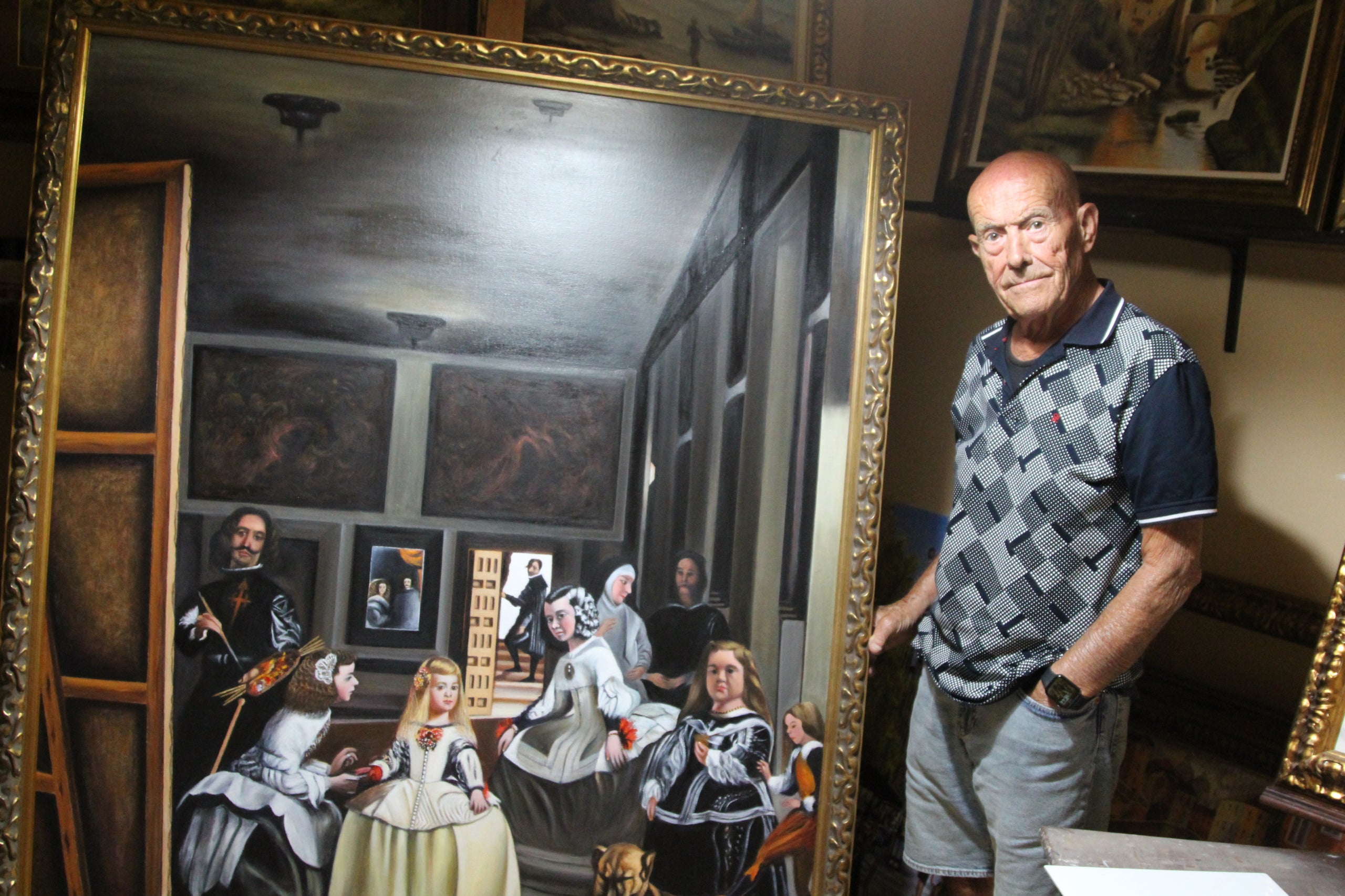 Antonio Daza, vecino de Les Corts de 82 años, ha convertido su casa en un museo donde expone sus obras, mayoritariamente reproducciones de los grandes clásicos de la pintura / A.R.