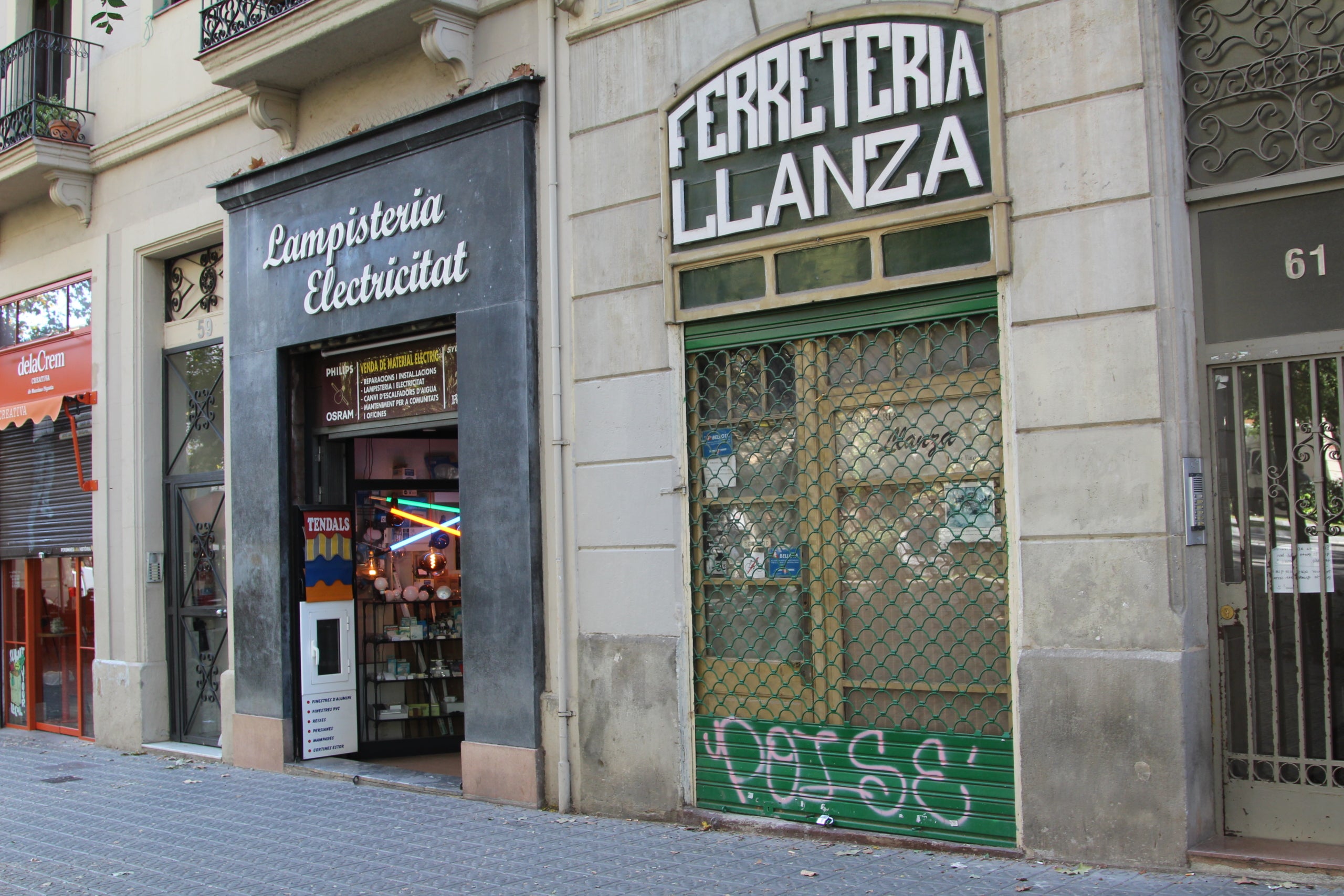 La Ferreteria Llanza, que ha abaixat la persiana després de gairebé un segle de trajectòria, flanquejada per la Fusteria Ribas i la Lampisteria Sáez / A.R.