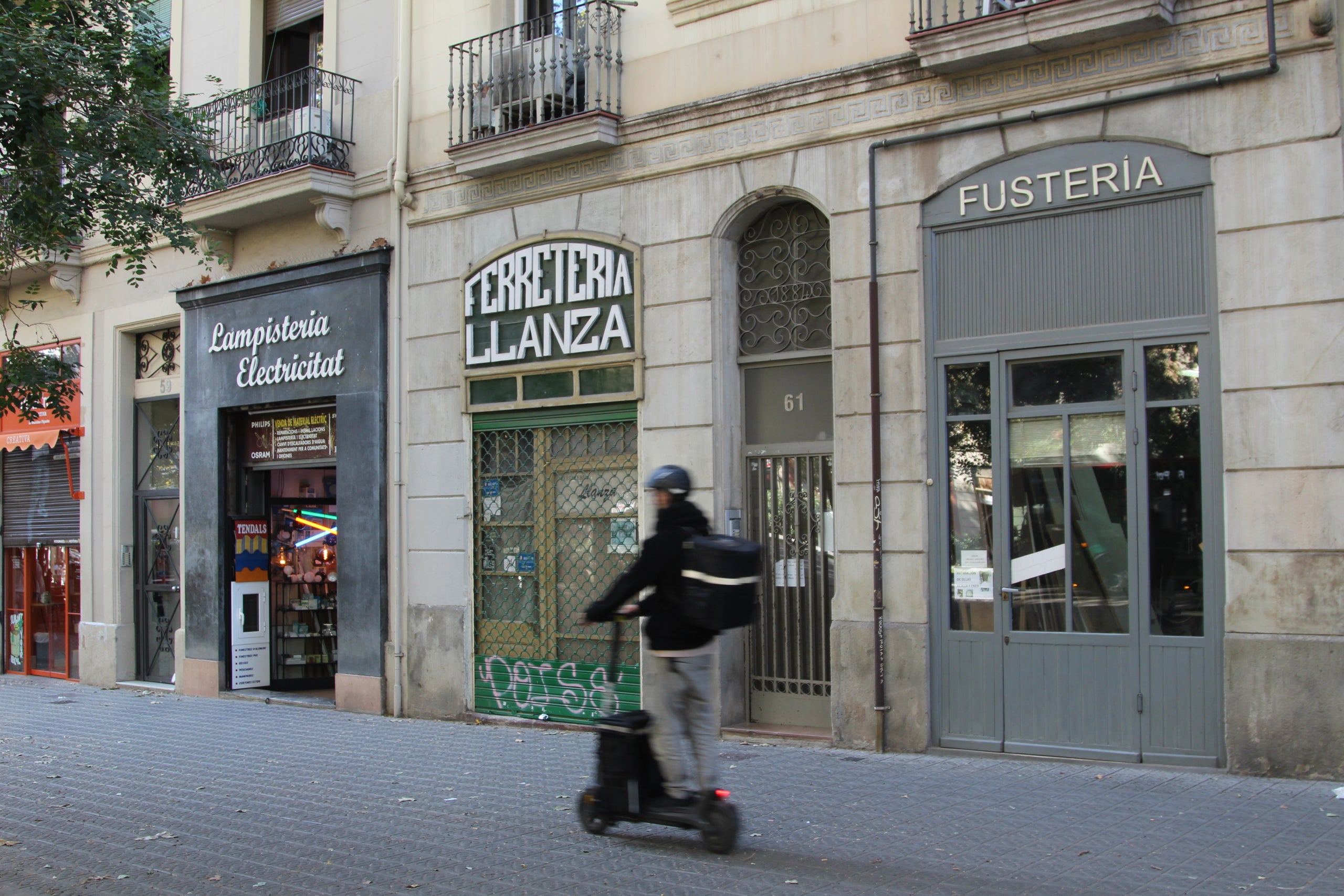 La Ferreteria Llanza, que ha abaixat la persiana després de gairebé un segle de trajectòria, flanquejada per la Fusteria Ribas i la Lampisteria Sáez / A.R. 