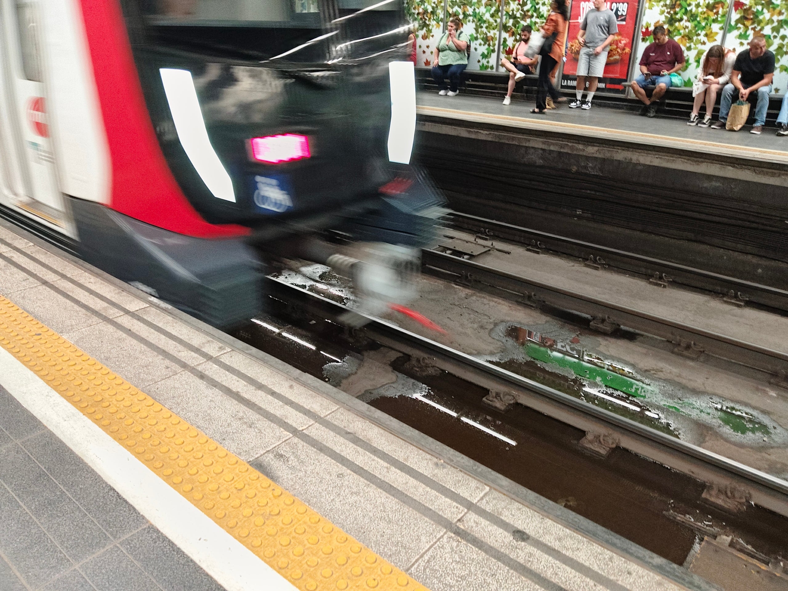 Un metro a l'arribada de l'L3, que té goteres quan plou | Gabriel G. Garrido