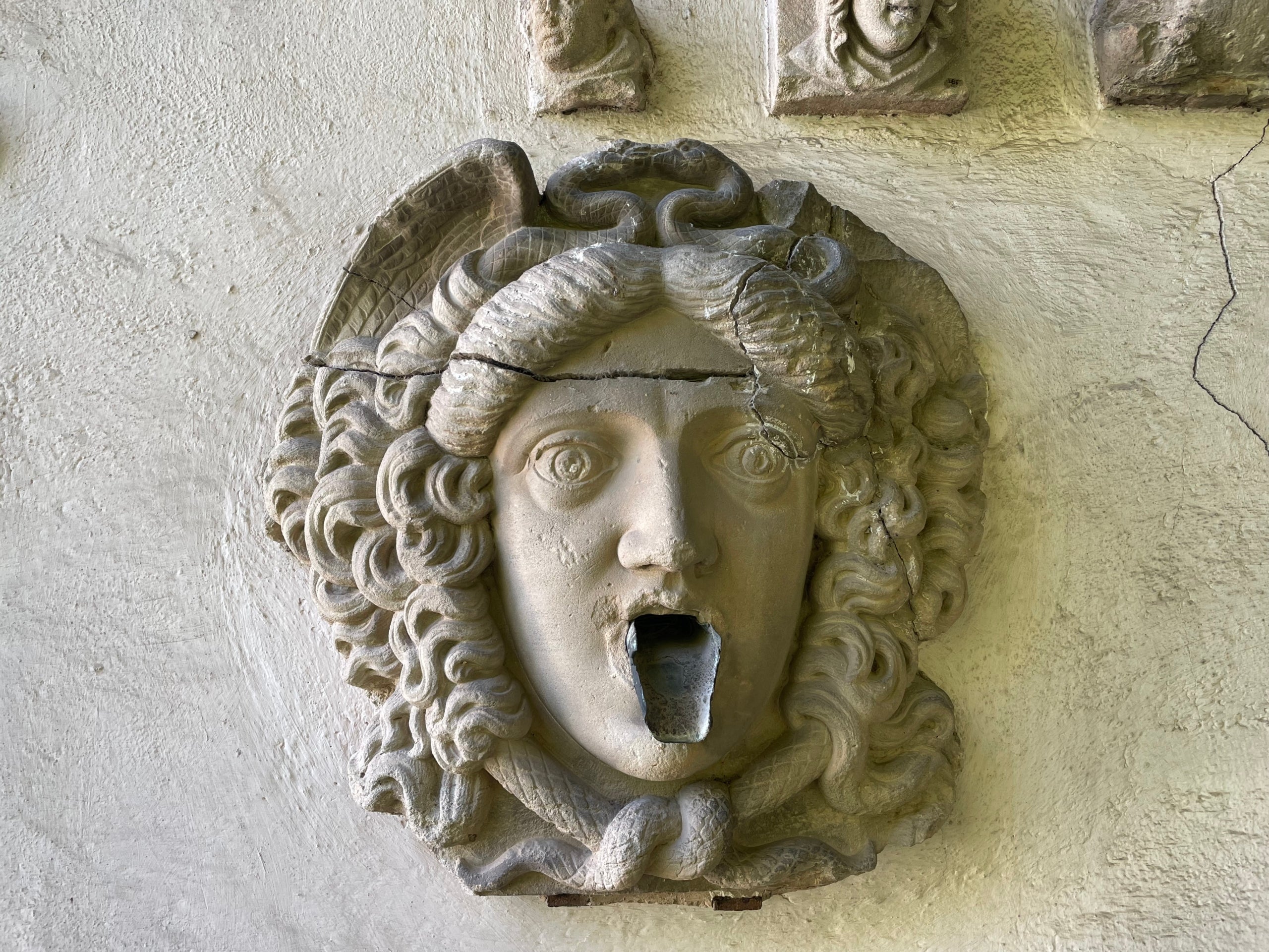 El cap de Medusa de l'antic portal de Mar de Barcelona que es conserva a l’Enrajolada, Casa Museu Santacana de Martorell / A.R.