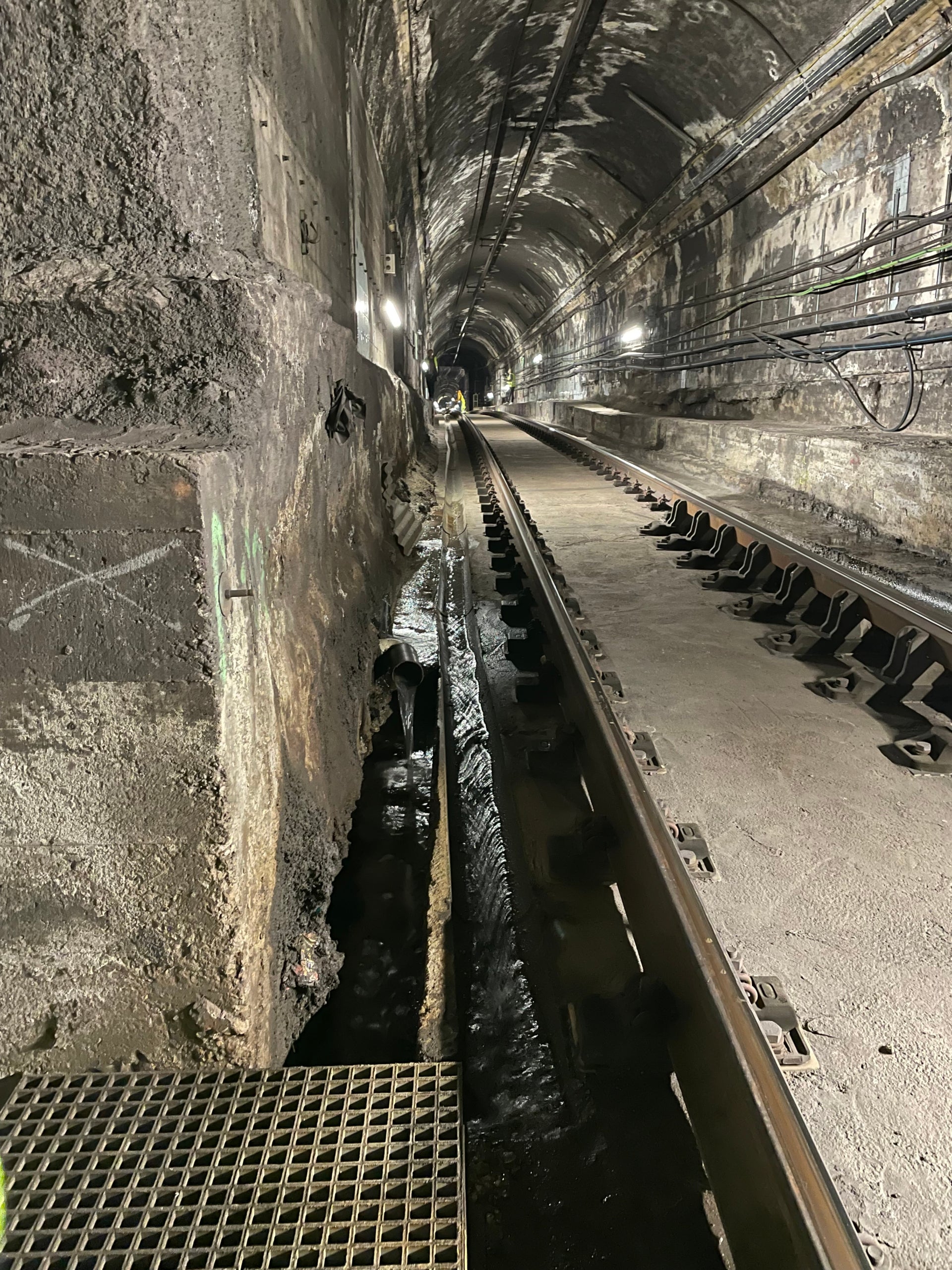 El riu freàtic que està canalitzat i és visible des d'un dels marges de l'estació fantasma de Correus del metro / A.R.