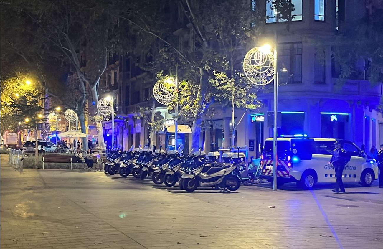 Vehicles de policia a la ronda de Sant Antoni per la presència de Lady Gaga a la Paloma / Cedida al TOT Barcelona