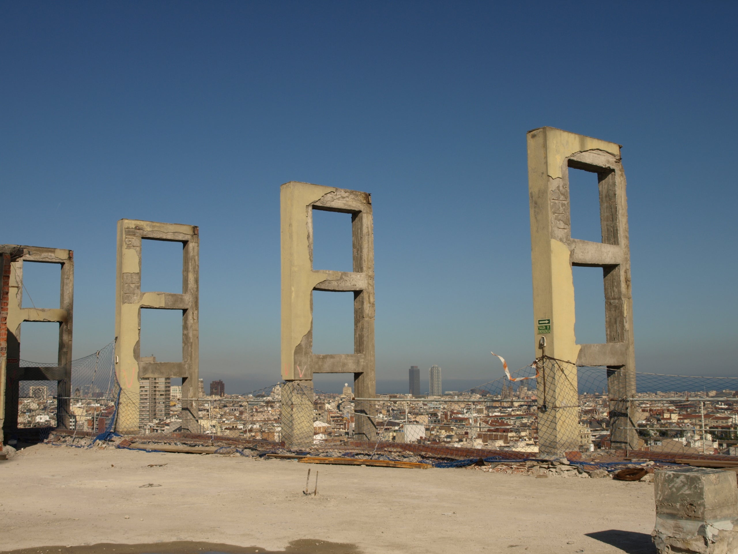 L'edifici Estel, l'antiga seu de Telefònica a l'avinguda de Roma, fotografiat durant el mes de març del 2016, quan ja havia estat despullat a l'espera d'un nou ús que no ha arribat fins gairebé una dècada després / Manuel Marina