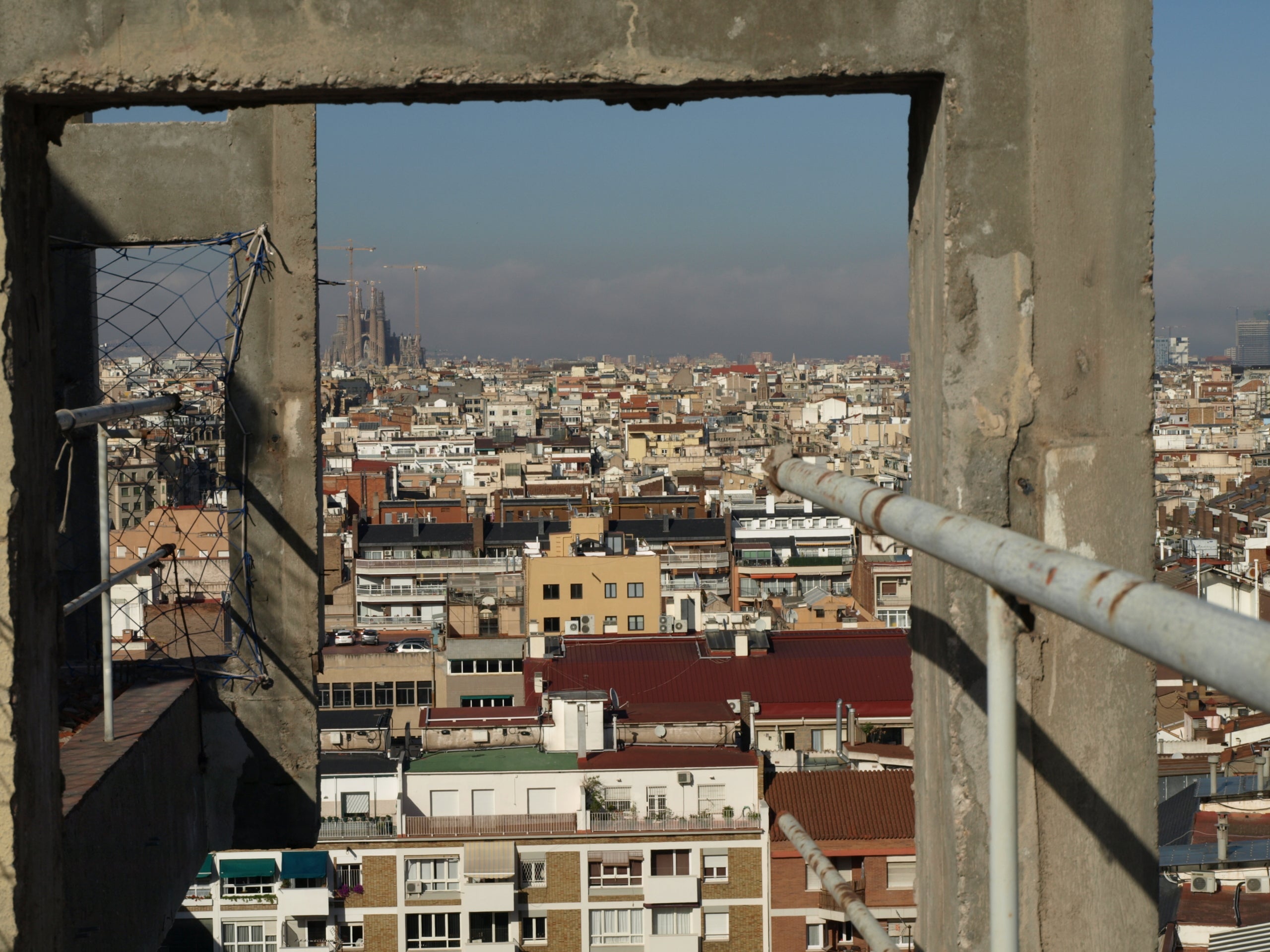 L'edifici Estel, l'antiga seu de Telefònica a l'avinguda de Roma, fotografiat durant el mes de març del 2016, quan ja havia estat despullat a l'espera d'un nou ús que no ha arribat fins gairebé una dècada després / Manuel Marina