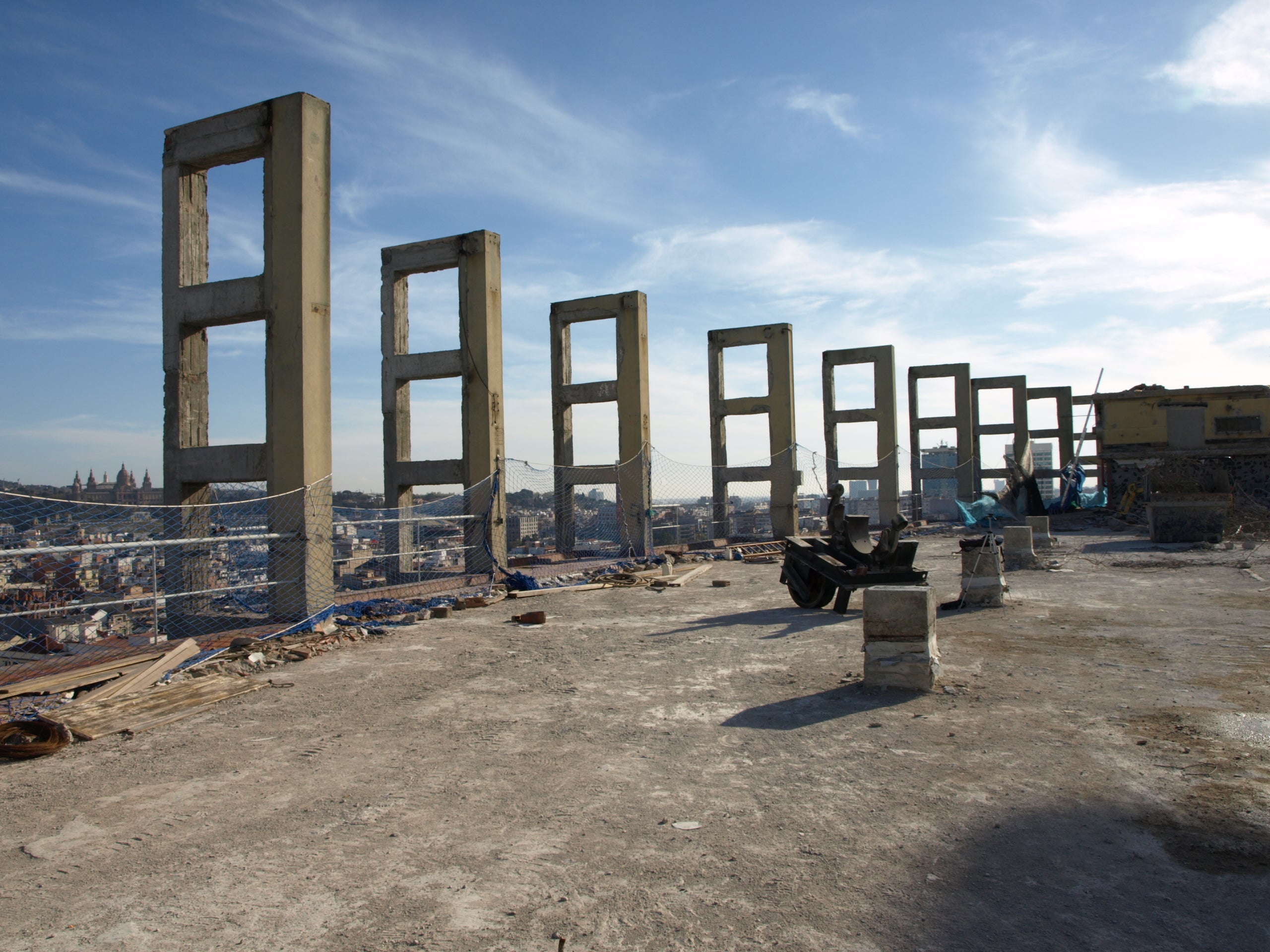 L'edifici Estel, l'antiga seu de Telefònica a l'avinguda de Roma, fotografiat durant el mes de març del 2016, quan ja havia estat despullat a l'espera d'un nou ús que no ha arribat fins gairebé una dècada després / Manuel Marina