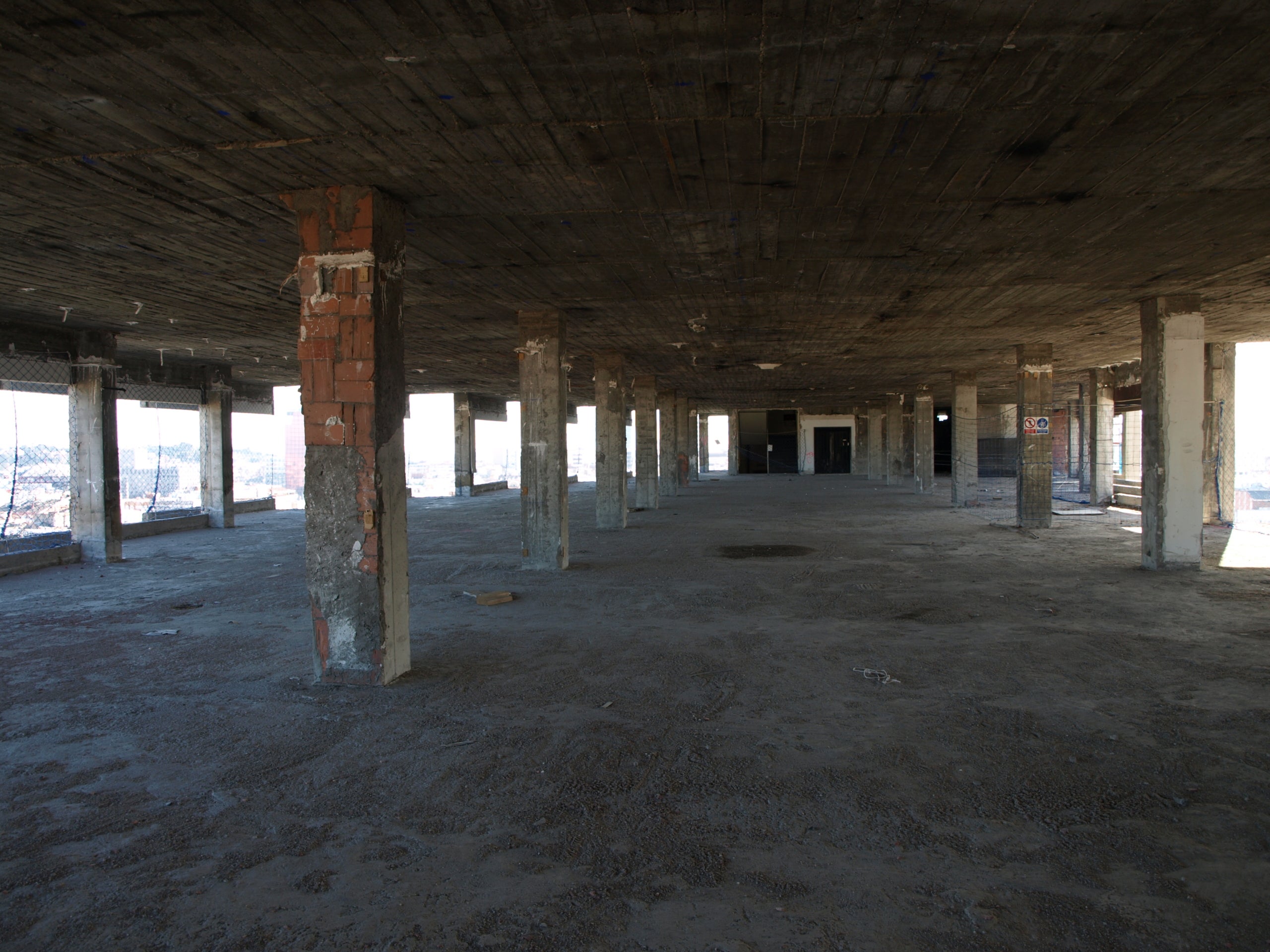 L'edifici Estel, l'antiga seu de Telefònica a l'avinguda de Roma, fotografiat durant el mes de març del 2016, quan ja havia estat despullat a l'espera d'un nou ús que no ha arribat fins gairebé una dècada després / Manuel Marina