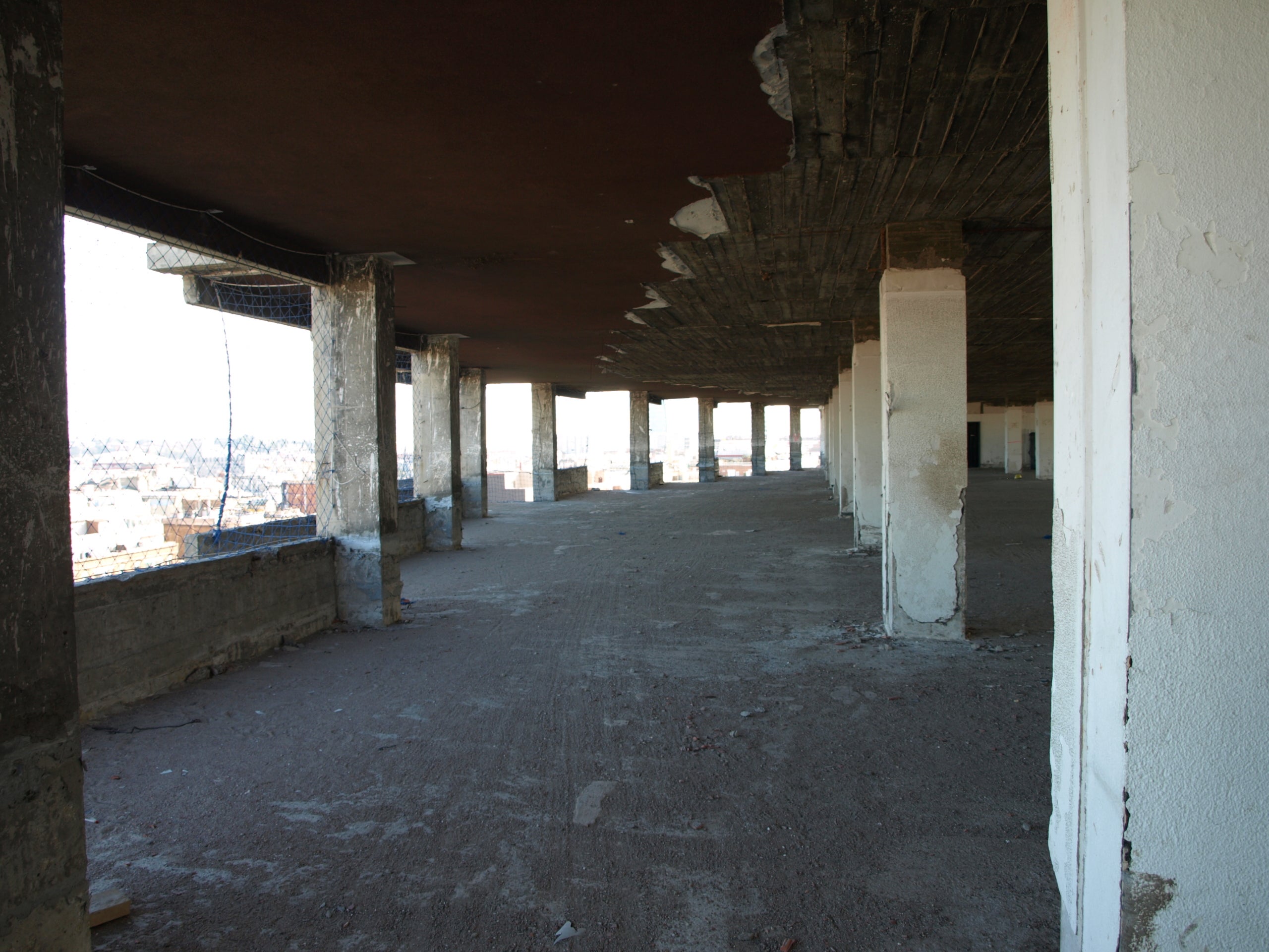 L'edifici Estel, l'antiga seu de Telefònica a l'avinguda de Roma, fotografiat durant el mes de març del 2016, quan ja havia estat despullat a l'espera d'un nou ús que no ha arribat fins gairebé una dècada després / Manuel Marina