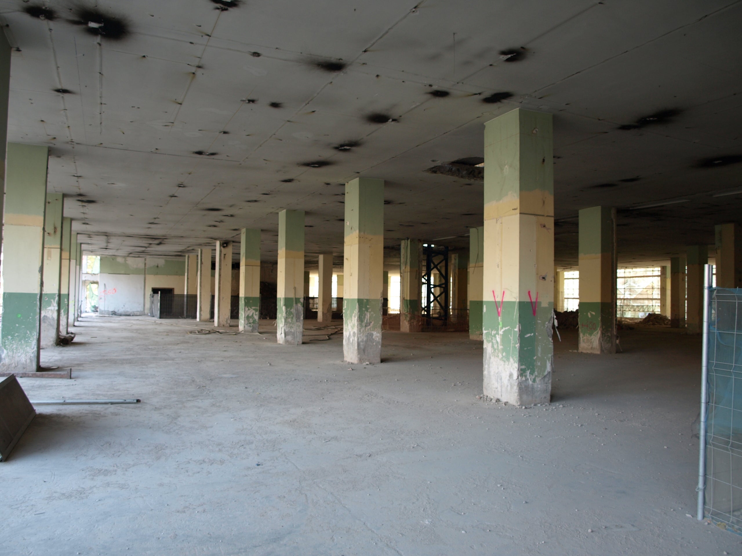 L'edifici Estel, l'antiga seu de Telefònica a l'avinguda de Roma, fotografiat durant el mes de març del 2016, quan ja havia estat despullat a l'espera d'un nou ús que no ha arribat fins gairebé una dècada després / Manuel Marina