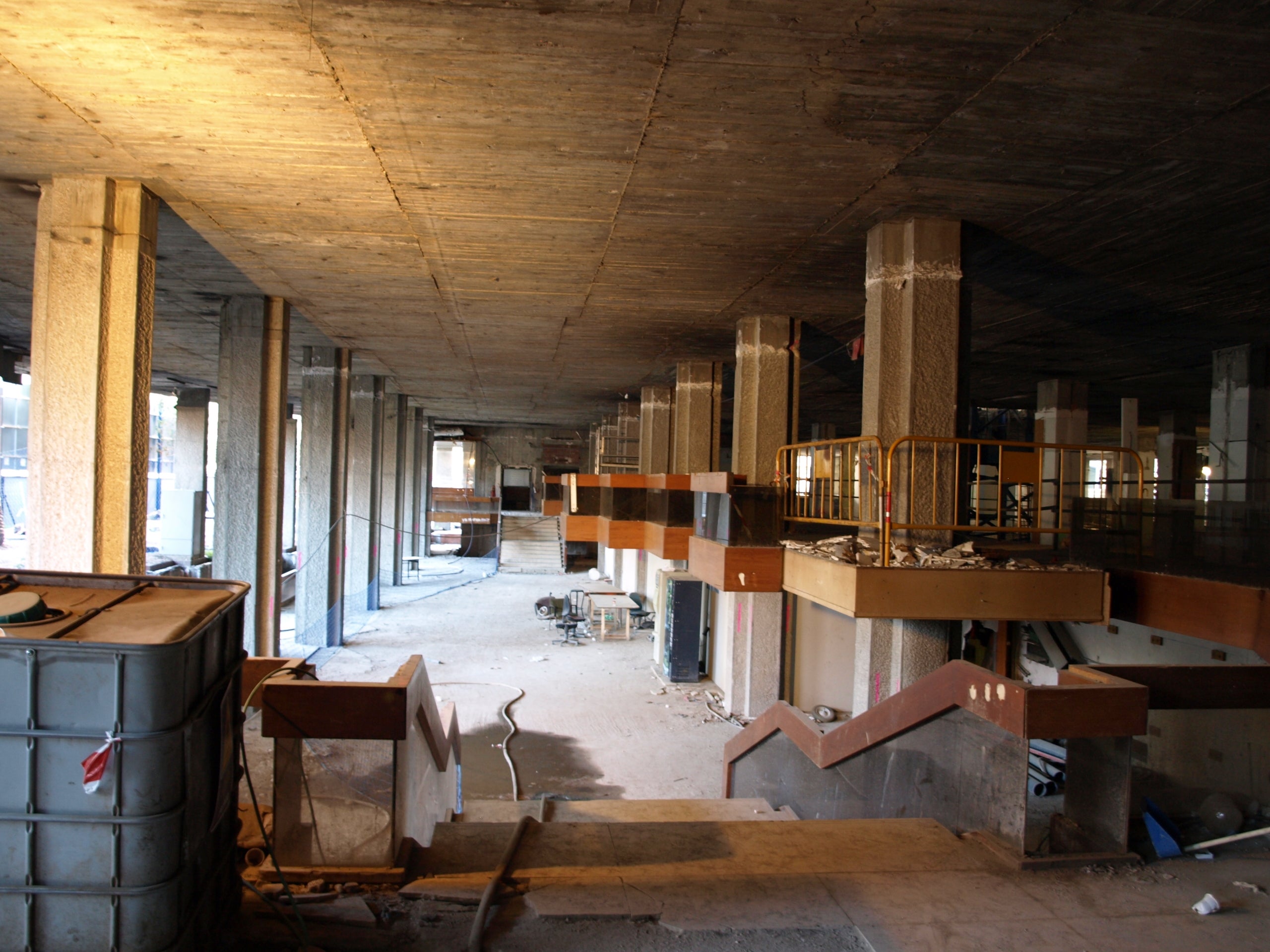 L'edifici Estel, l'antiga seu de Telefònica a l'avinguda de Roma, fotografiat durant el mes de març del 2016, quan ja havia estat despullat a l'espera d'un nou ús que no ha arribat fins gairebé una dècada després / Manuel Marina