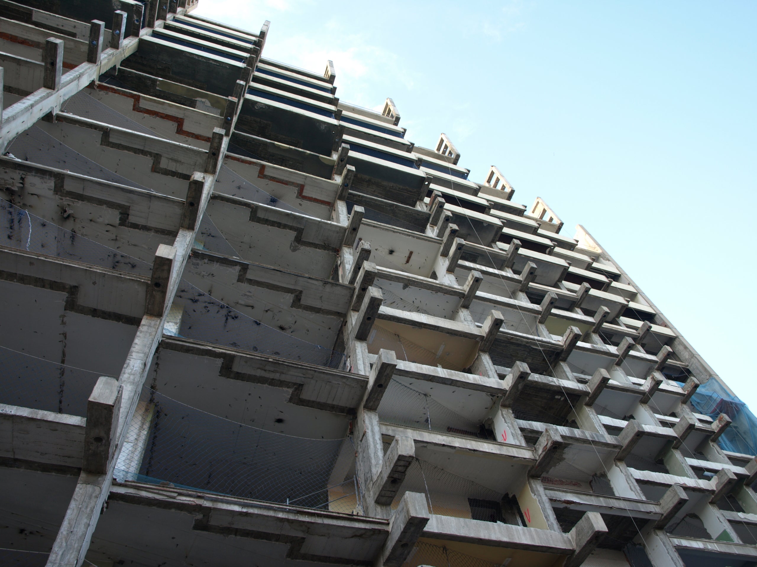 El edificio Estel, la antigua sede de Telefónica en la avenida de Roma, fotografiado durante el mes de marzo de 2016, cuando ya había sido despojado a la espera de un nuevo uso que no ha llegado hasta casi una década después / Manuel Marina