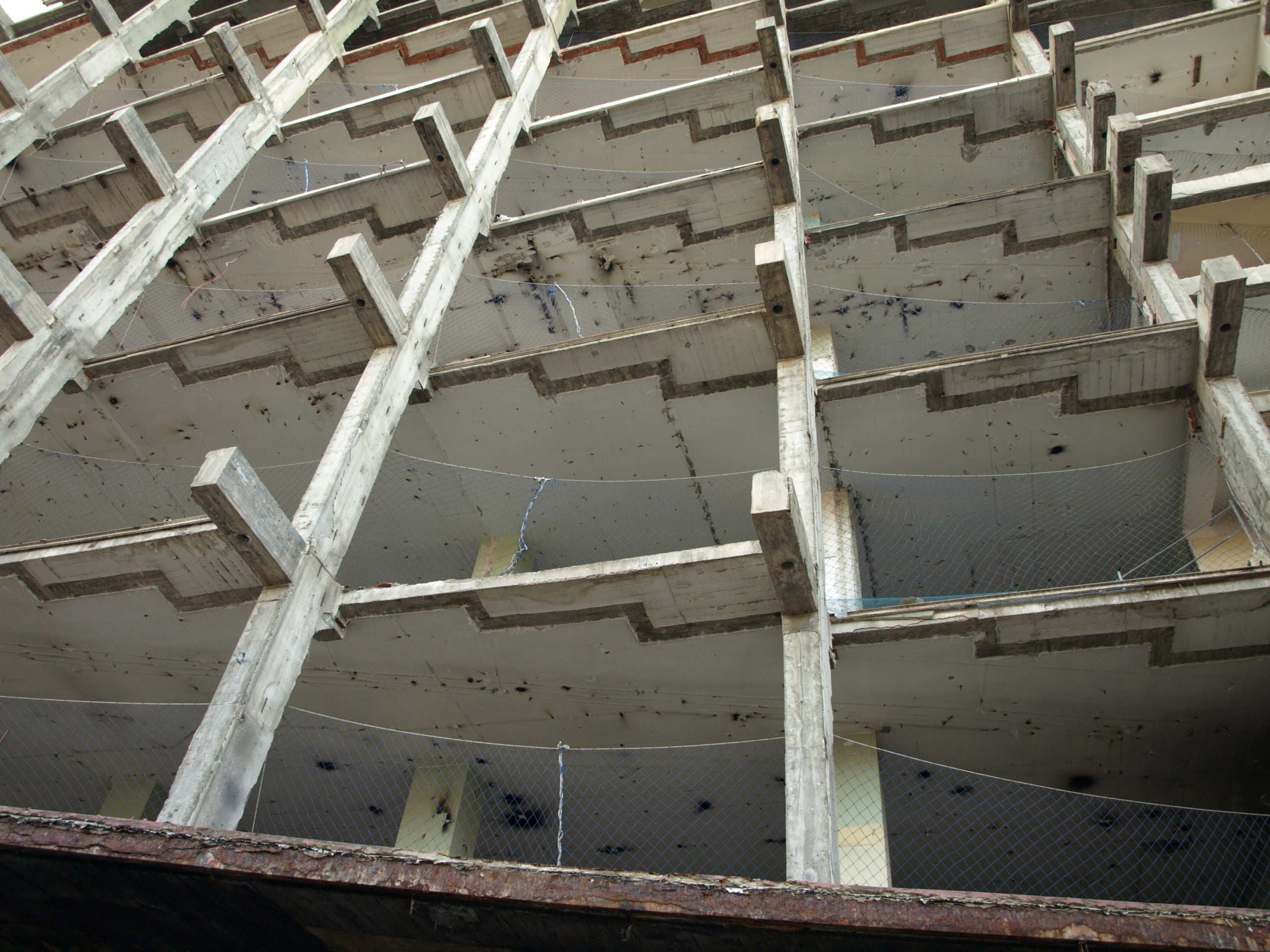 L'edifici Estel, l'antiga seu de Telefònica a l'avinguda de Roma, fotografiat durant el mes de març del 2016, quan ja havia estat despullat a l'espera d'un nou ús que no ha arribat fins gairebé una dècada després / Manuel Marina