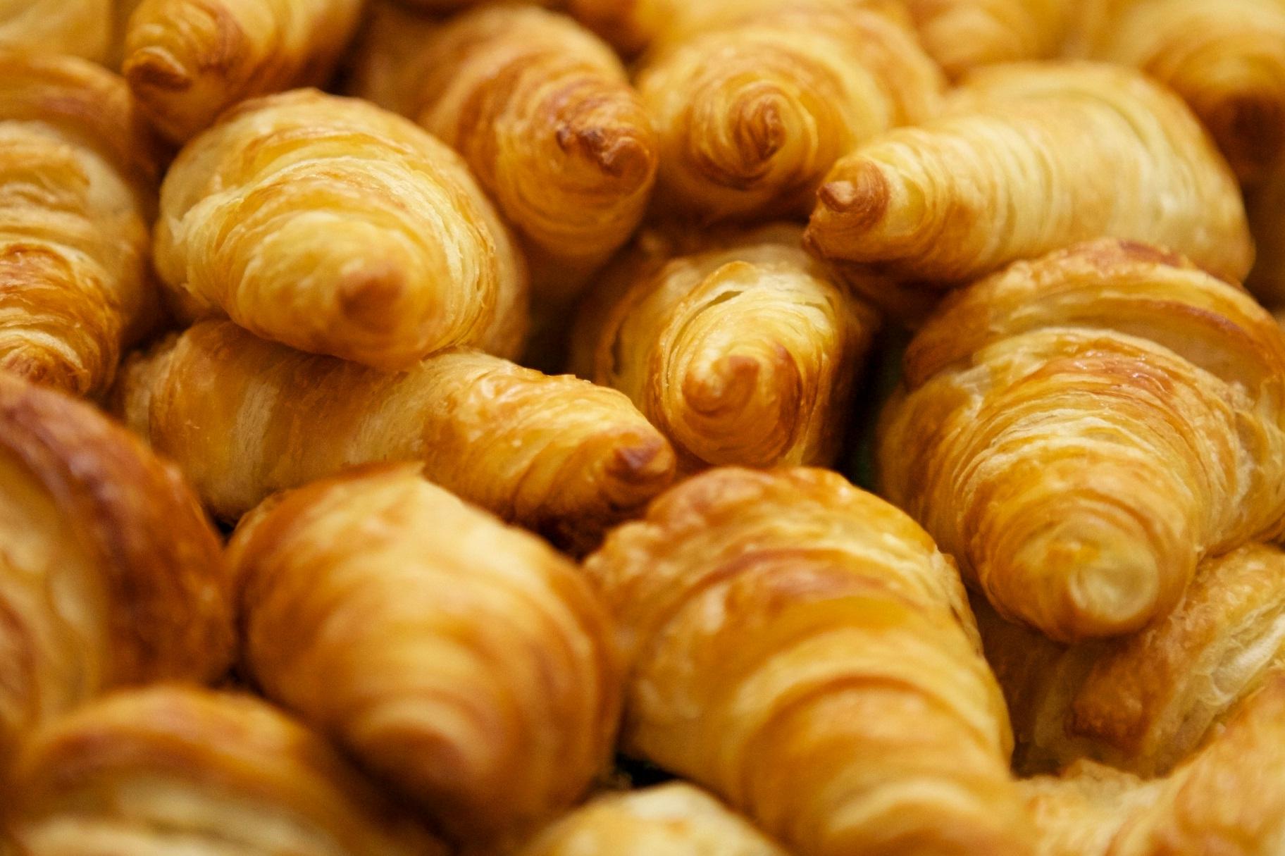 Imatge d'arxiu d'una pila de croissants de mantega / Pixnio
