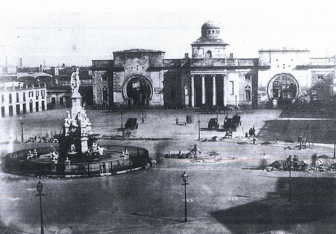 El portal del Mar dissenyat per Josep Massanès i erigit entre els anys 1844 i 1848 en una fotografia del 1858