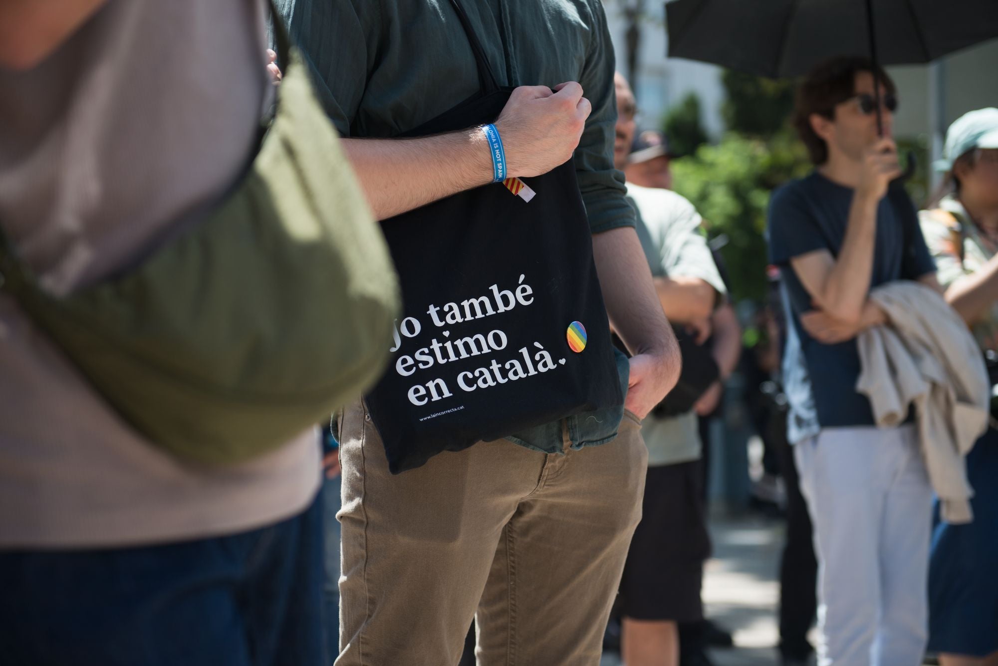 Un jove porta una bossa en què es llegeix “Jo també estimo en català” en acte a Barcelona | Ceci Fimia / Ajuntament