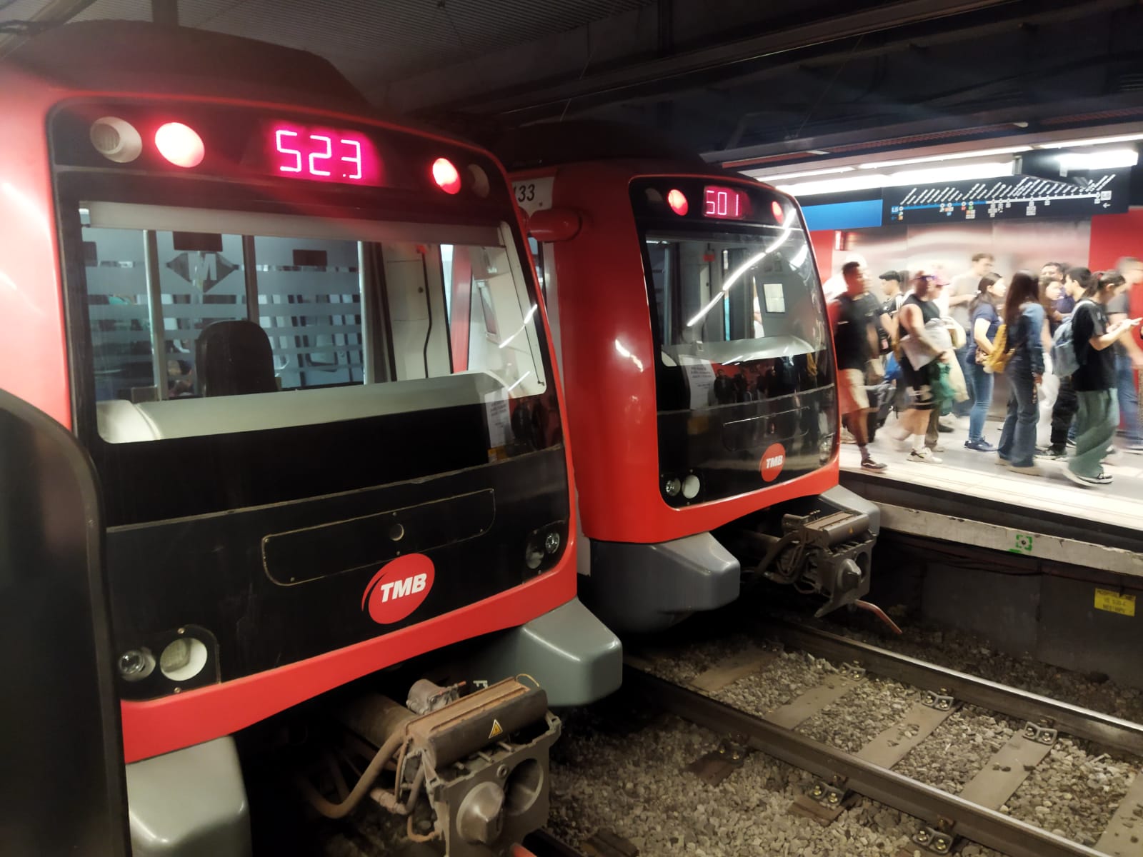 Imatge dels metros aturats a la parada d'Hospital Clínic, a la línia 5 del metro de Barcelona, per una incidència sanitària / J.S.