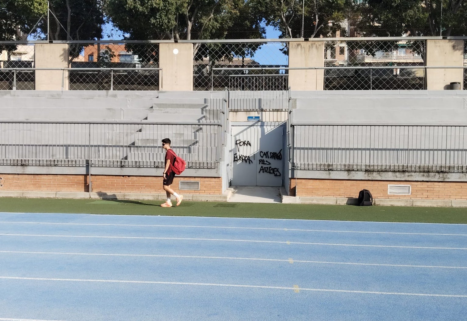 Aparece una pintada en contra del traslado del Europa al campo de Can Dragó