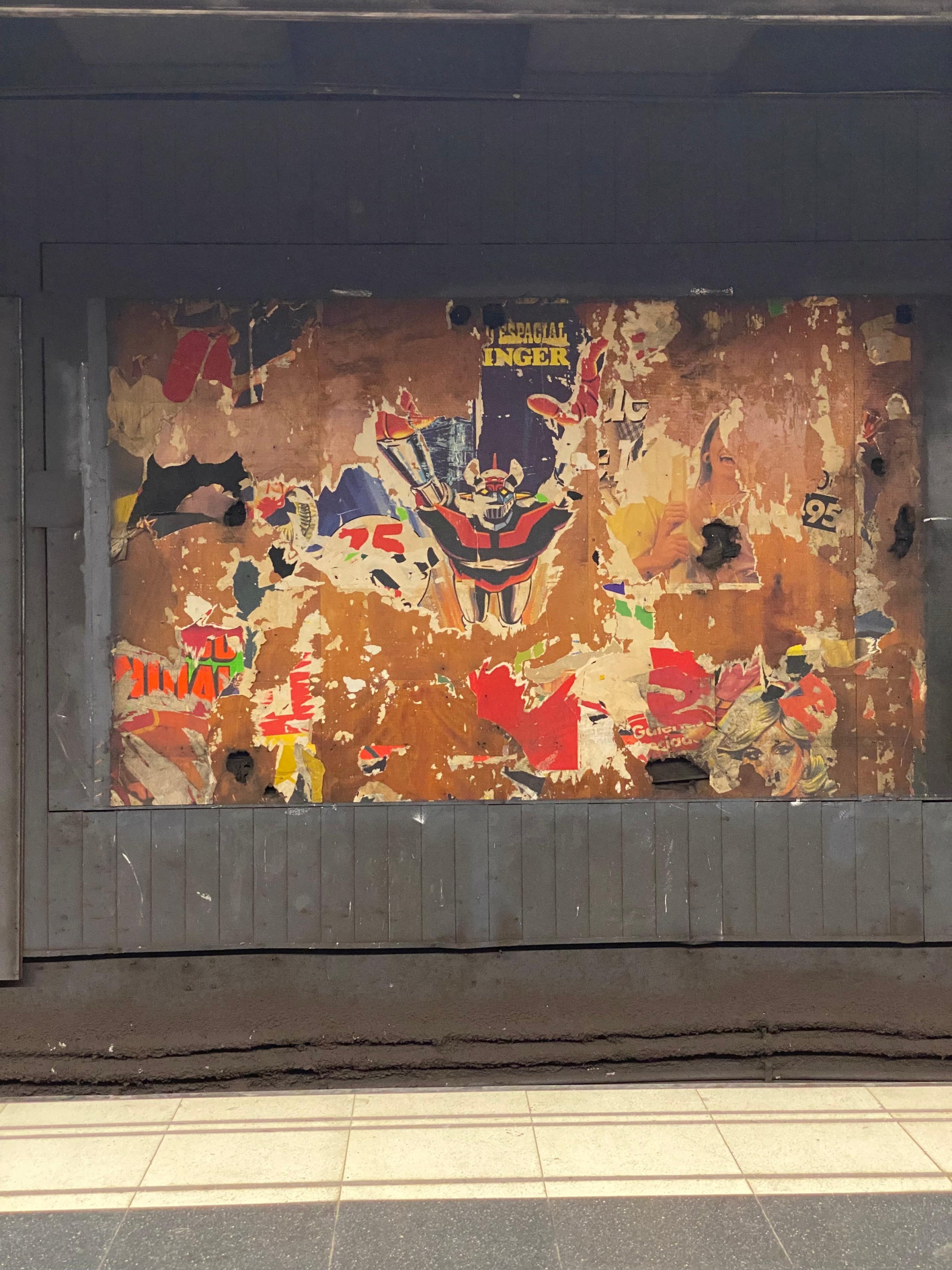 El cartell amb la imatge de Mazinger Z aparegut a les andanes de l'estació Universitat de la línia L1 del metro / Cedida