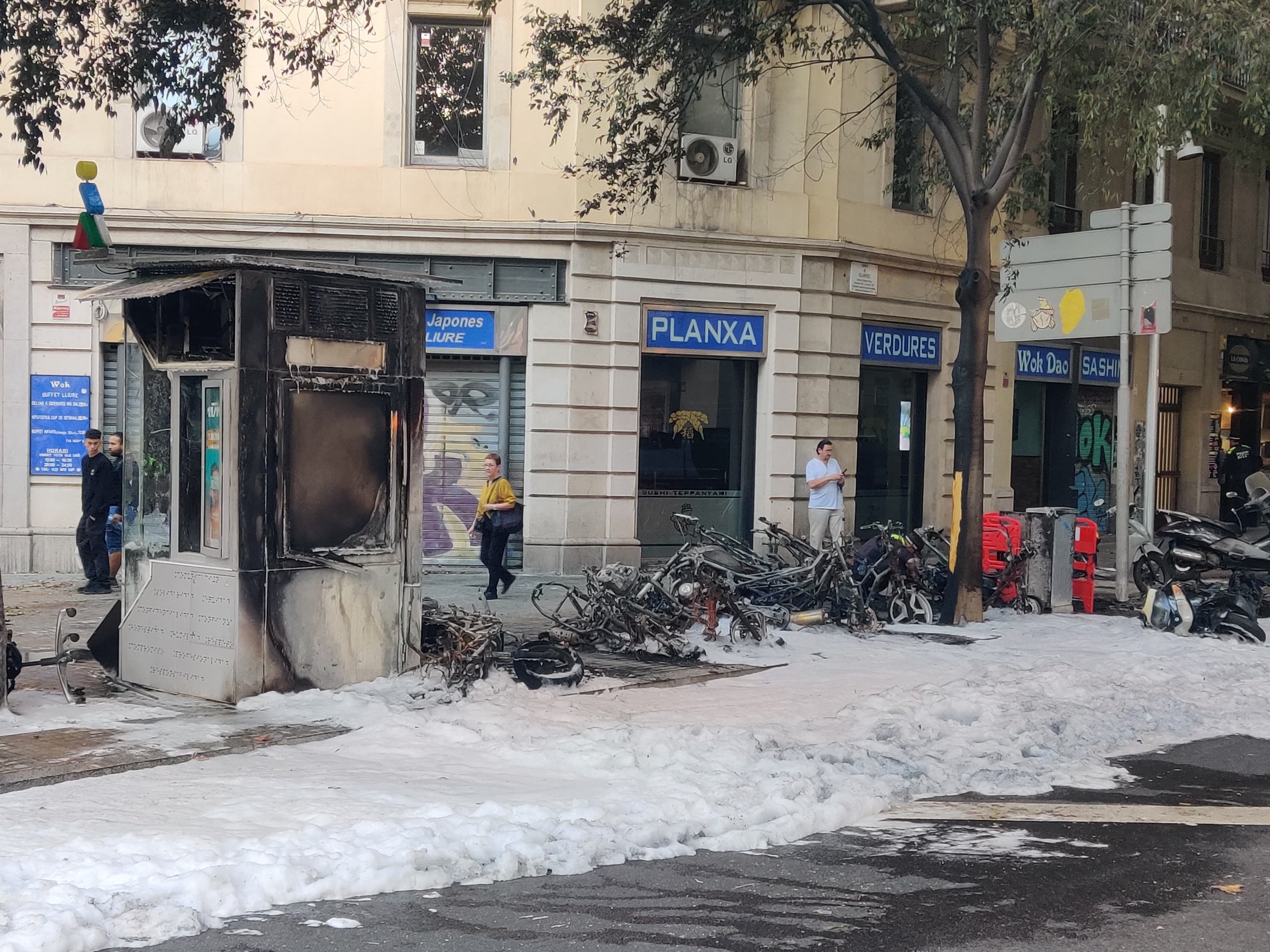 Motos calcinades a Sant Antoni després d'un incendi al carrer Villarroel / Cedida