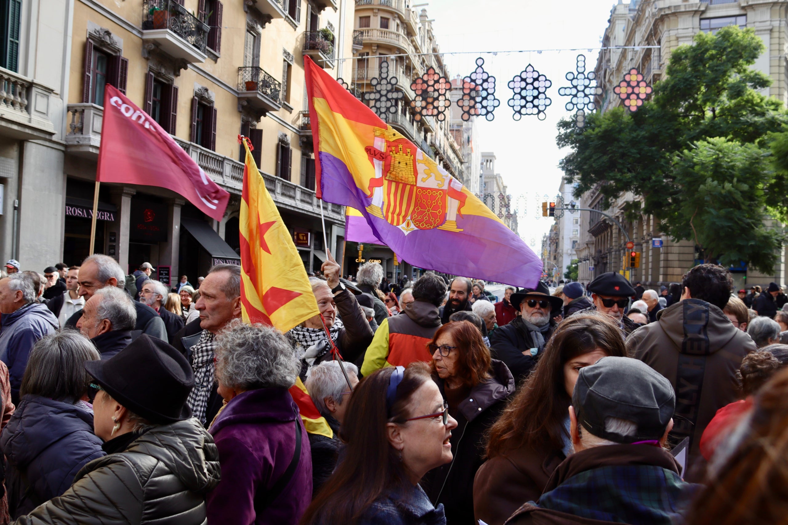 Concentració davant la prefectura de la Policia Nacional a Via Laietana per demanar que sigui un centre de memòria històrica i commemorar els 50 anys de la mort de Franco. | Maria Pratdesaba (ACN)