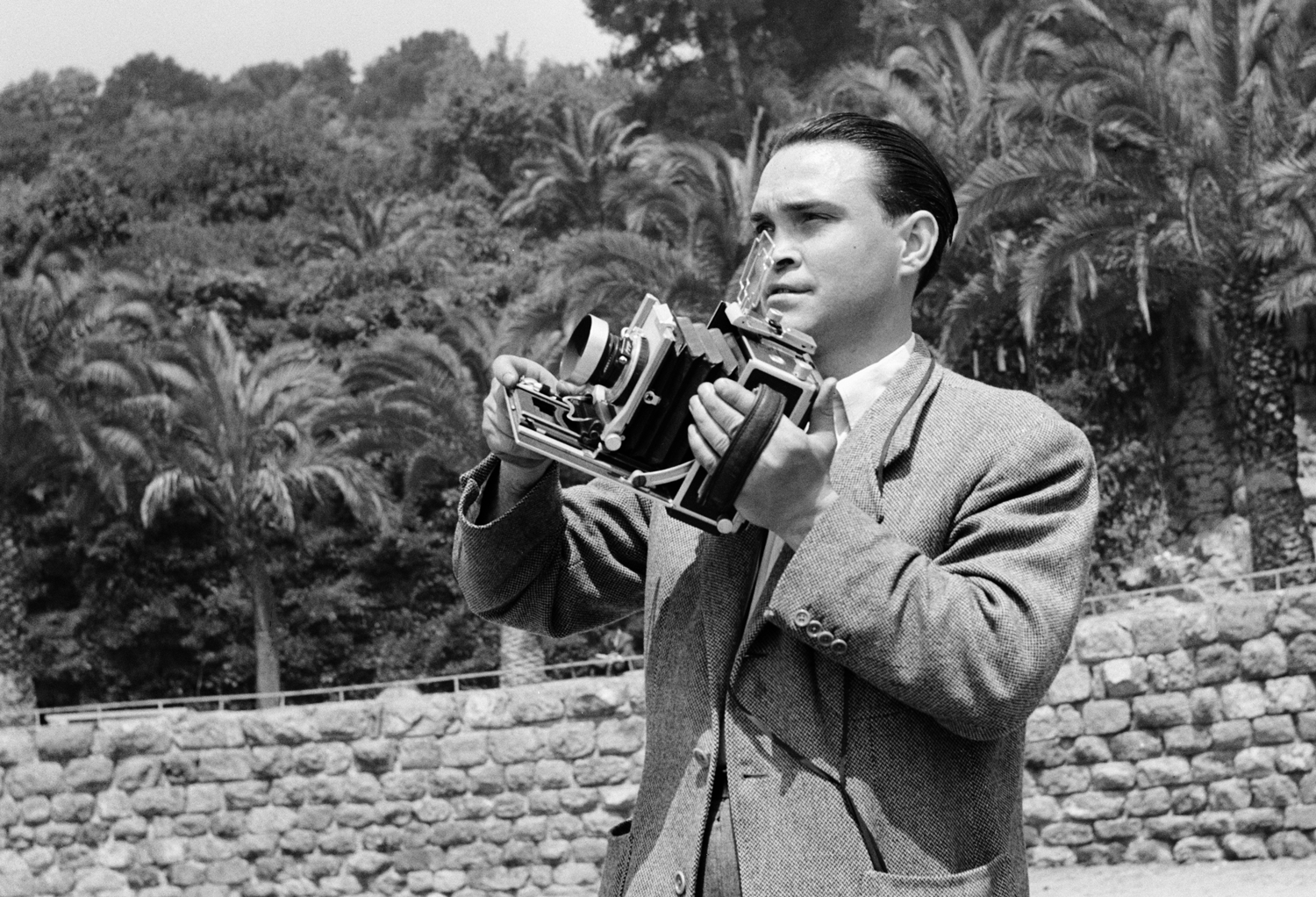 Francesc Català-Roca retratat al Park Güell de Barcelona, c. 1951 / Fons Fotogràfic F. Català-Roca