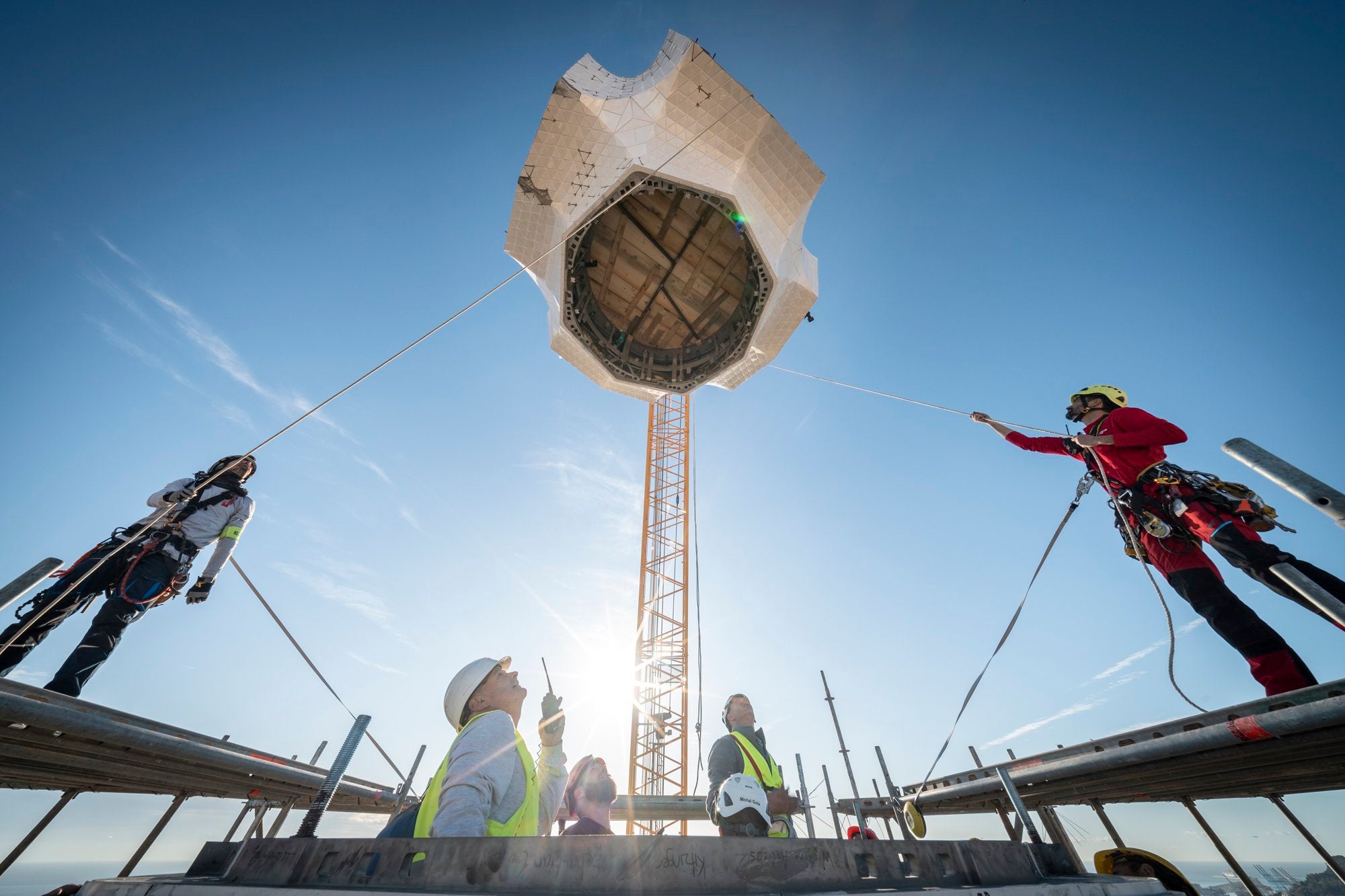 Moment en què s'instal·la el nucli de la torre de Jesús de la Sagrada Família | Fotos: Fundació Junta Constructora de la Sagrada Família/Pep Daudé