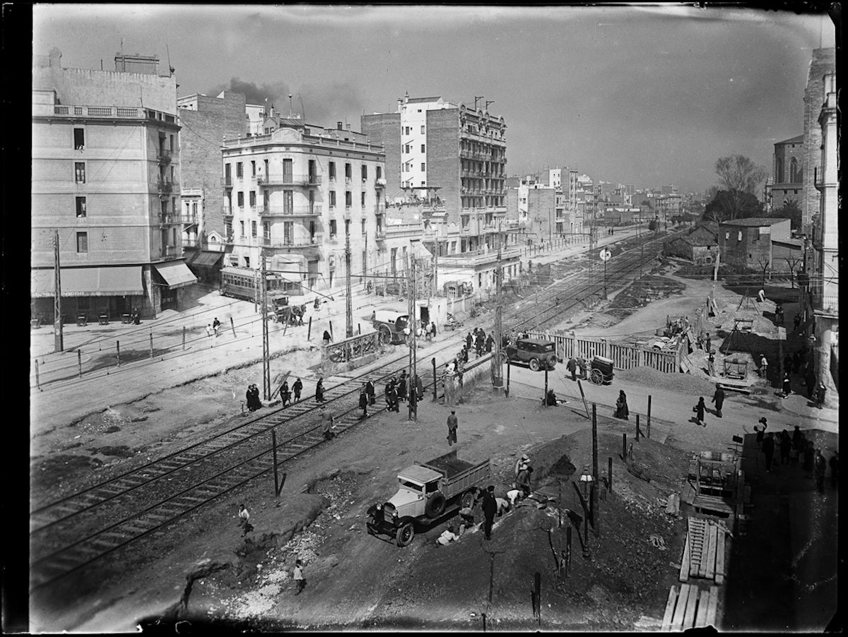 Pas a nivell a la cruïlla de l'avinguda Meridiana i el carrer de Rogent, 1932-1934 / Josep Domínguez Martí (Arxiu Fotogràfic de Barcelona)
